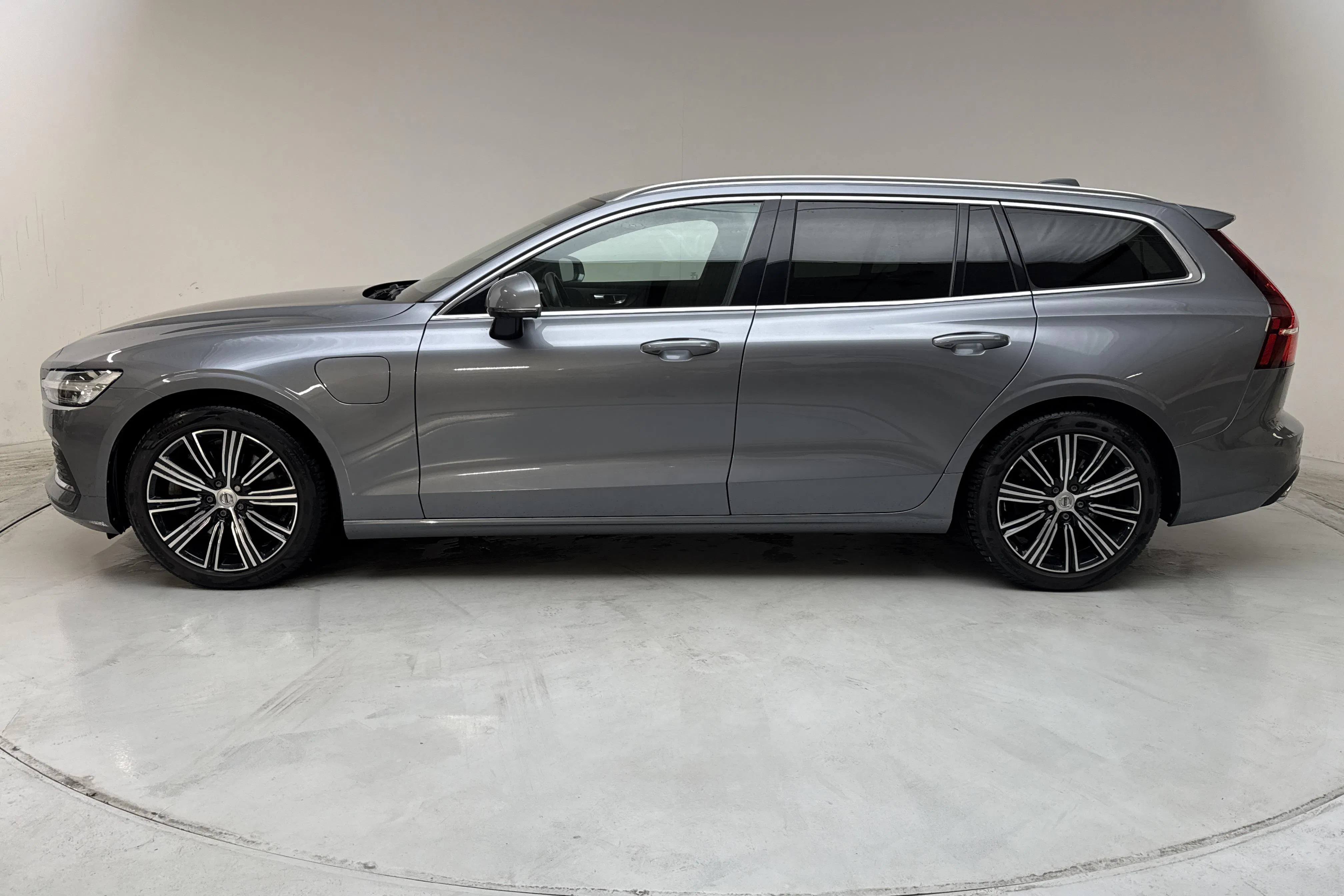 Presentationsfoto 2 av 17: Volvo V60 T6 AWD Twin Engine (340hk) - 5 807 mil - Automat - grå - 2021