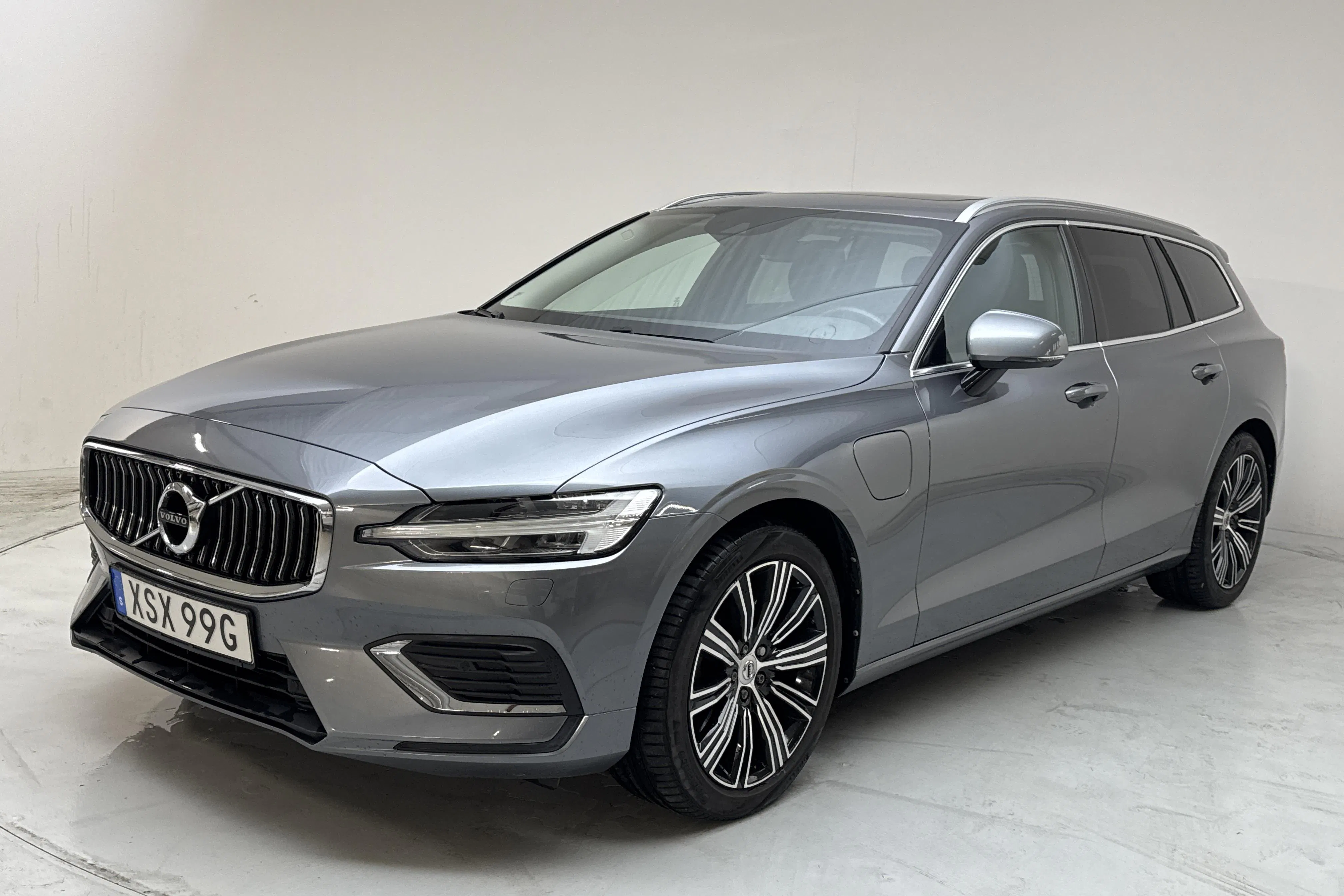 Presentationsfoto 1 av 17: Volvo V60 T6 AWD Twin Engine (340hk) - 5 807 mil - Automat - grå - 2021