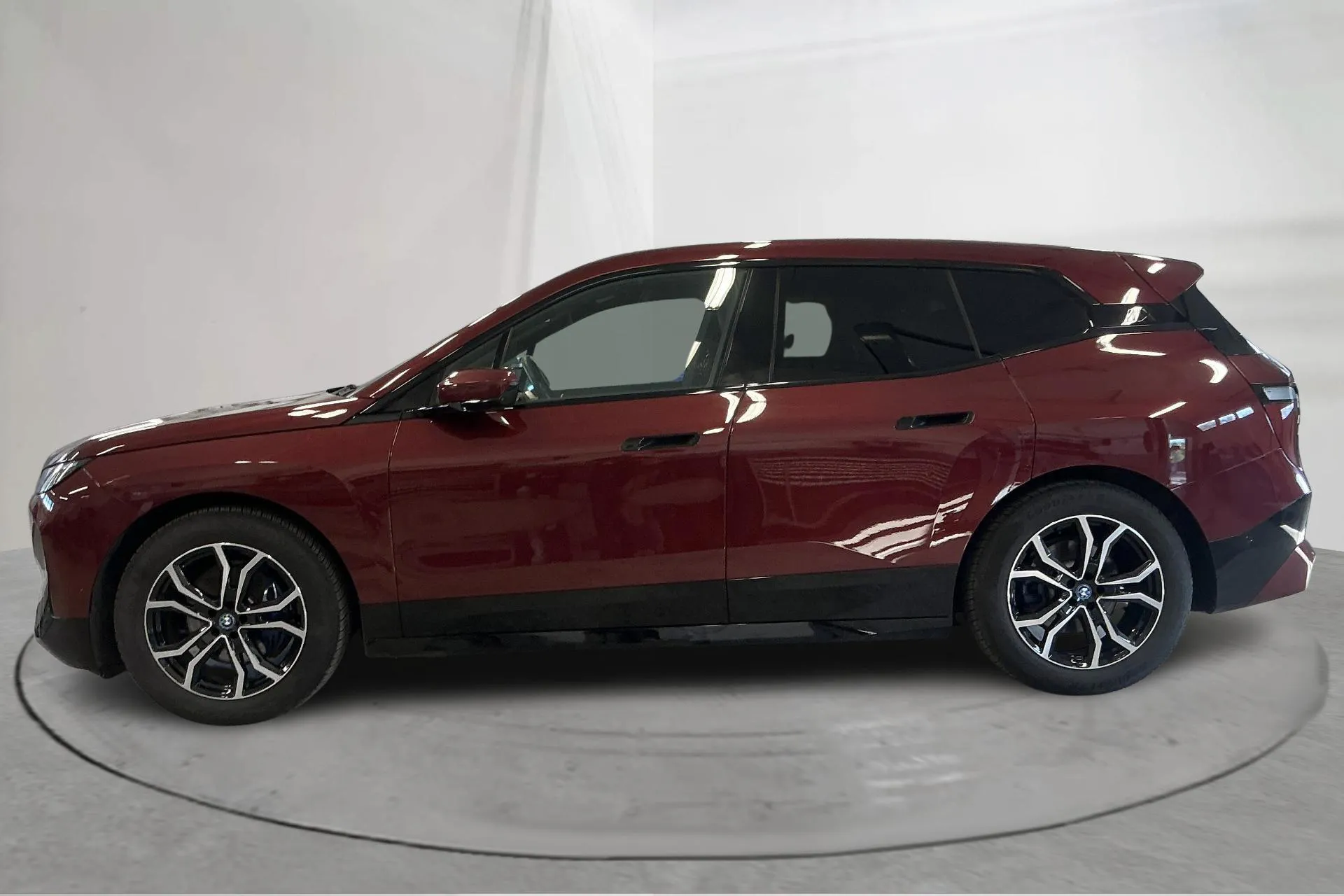 Presentationsfoto 2 av 20: BMW iX xDrive40, I20 (310hk) - 6 110 mil - Automat - röd - 2022