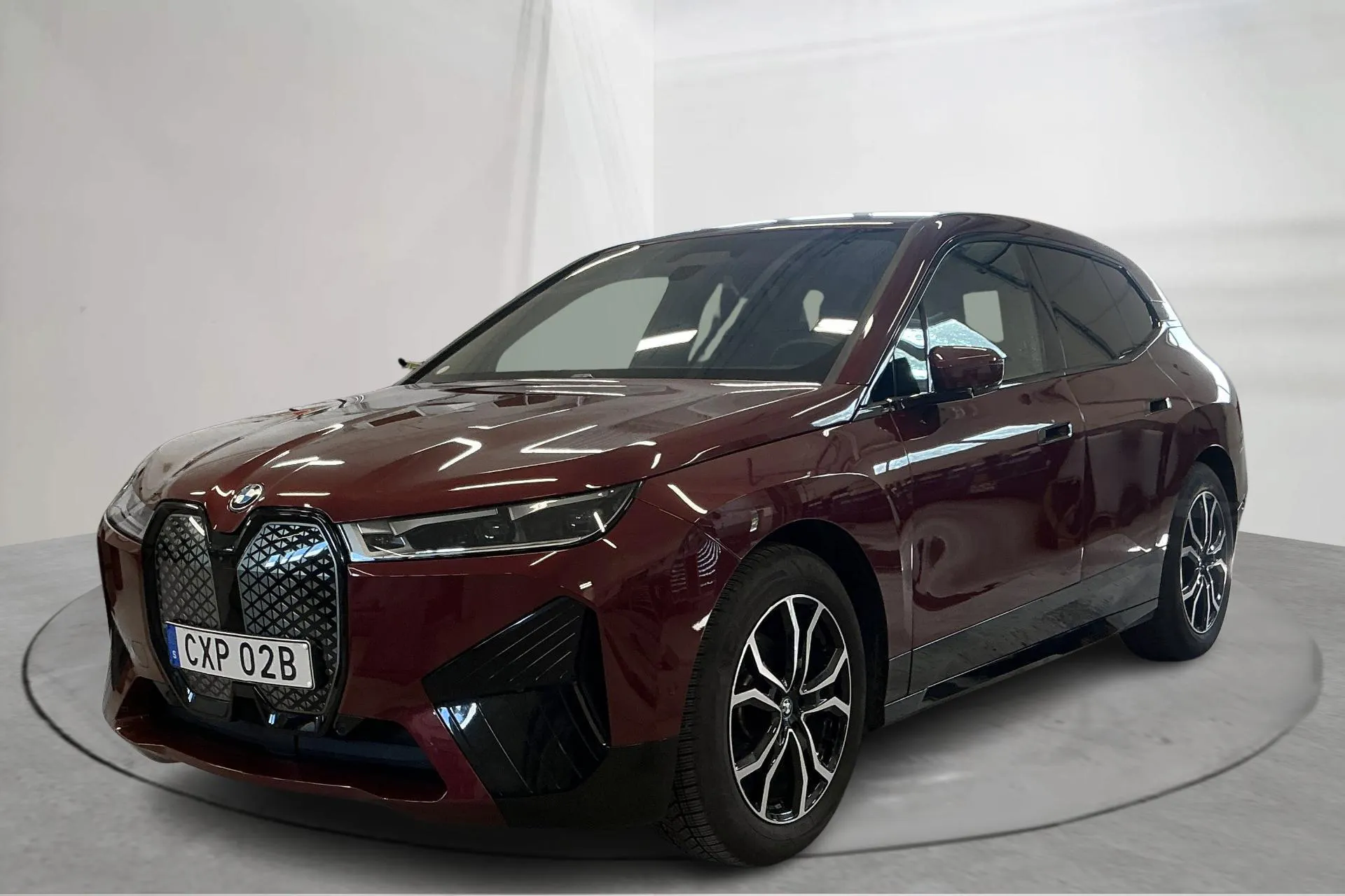 Presentationsfoto 1 av 20: BMW iX xDrive40, I20 (310hk) - 6 110 mil - Automat - röd - 2022