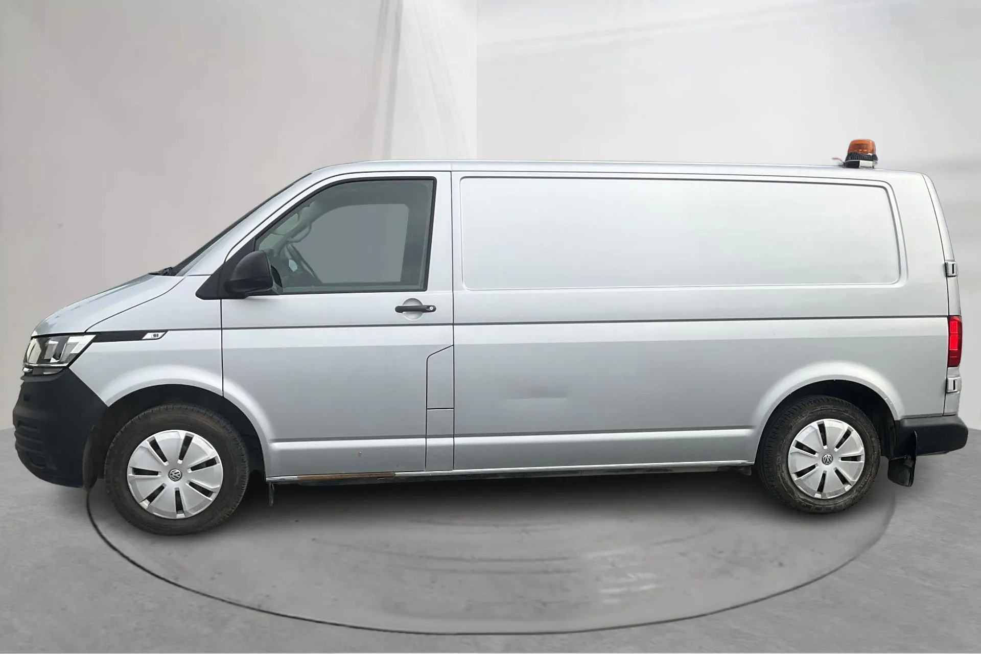 Presentationsfoto 2 av 18: VW Transporter T6.1 Skåp TDI (150hk) - 2 982 mil - Automat - silver - 2022