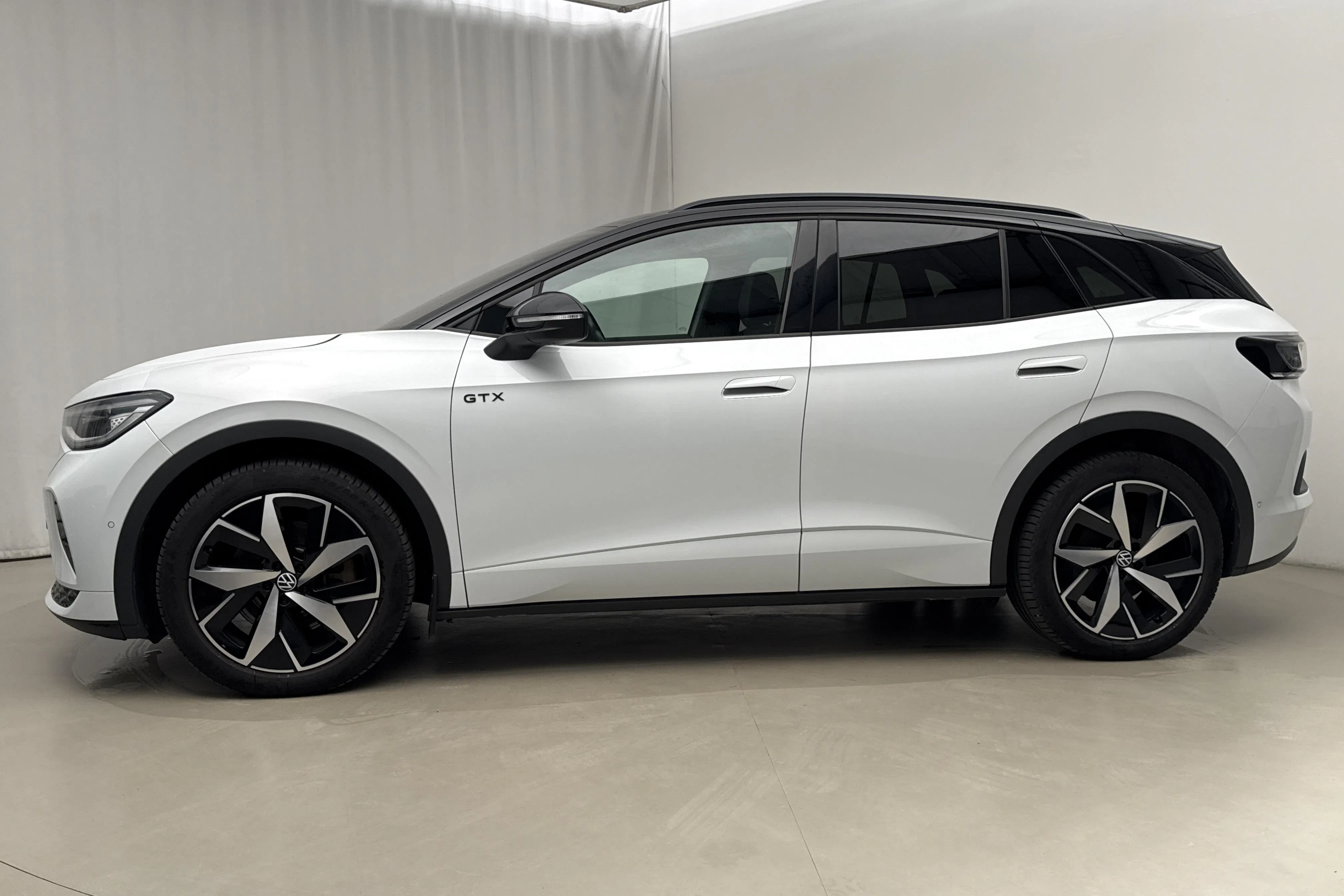 Presentationsfoto 2 av 21: VW ID.4 GTX 77kWh AWD (299hk) - 4 898 mil - Automat - vit - 2023