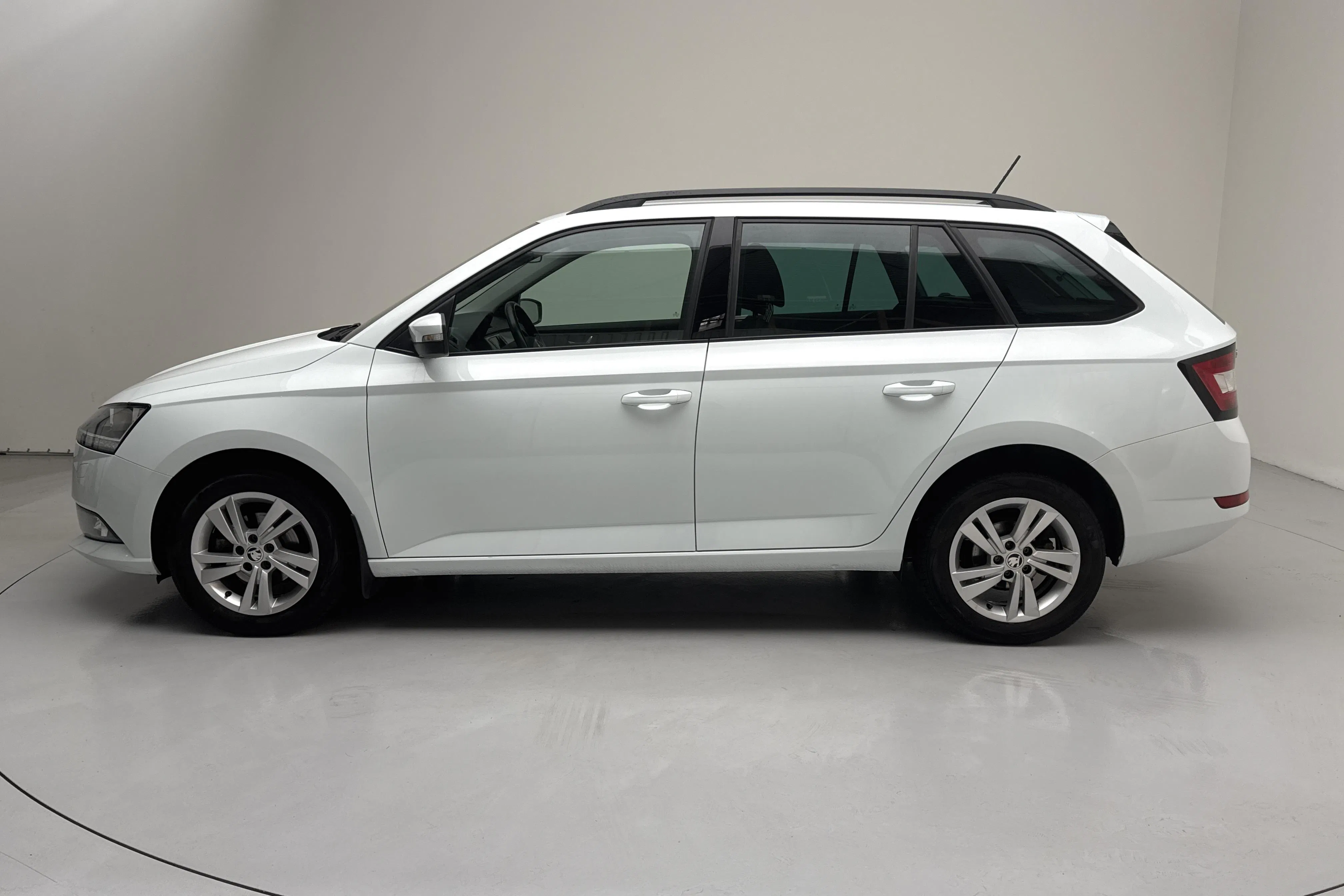 Presentation photo 2 of 13: Skoda Fabia 1.0 TSI Kombi (95hk) - 96 480 km - Manual - white - 2020