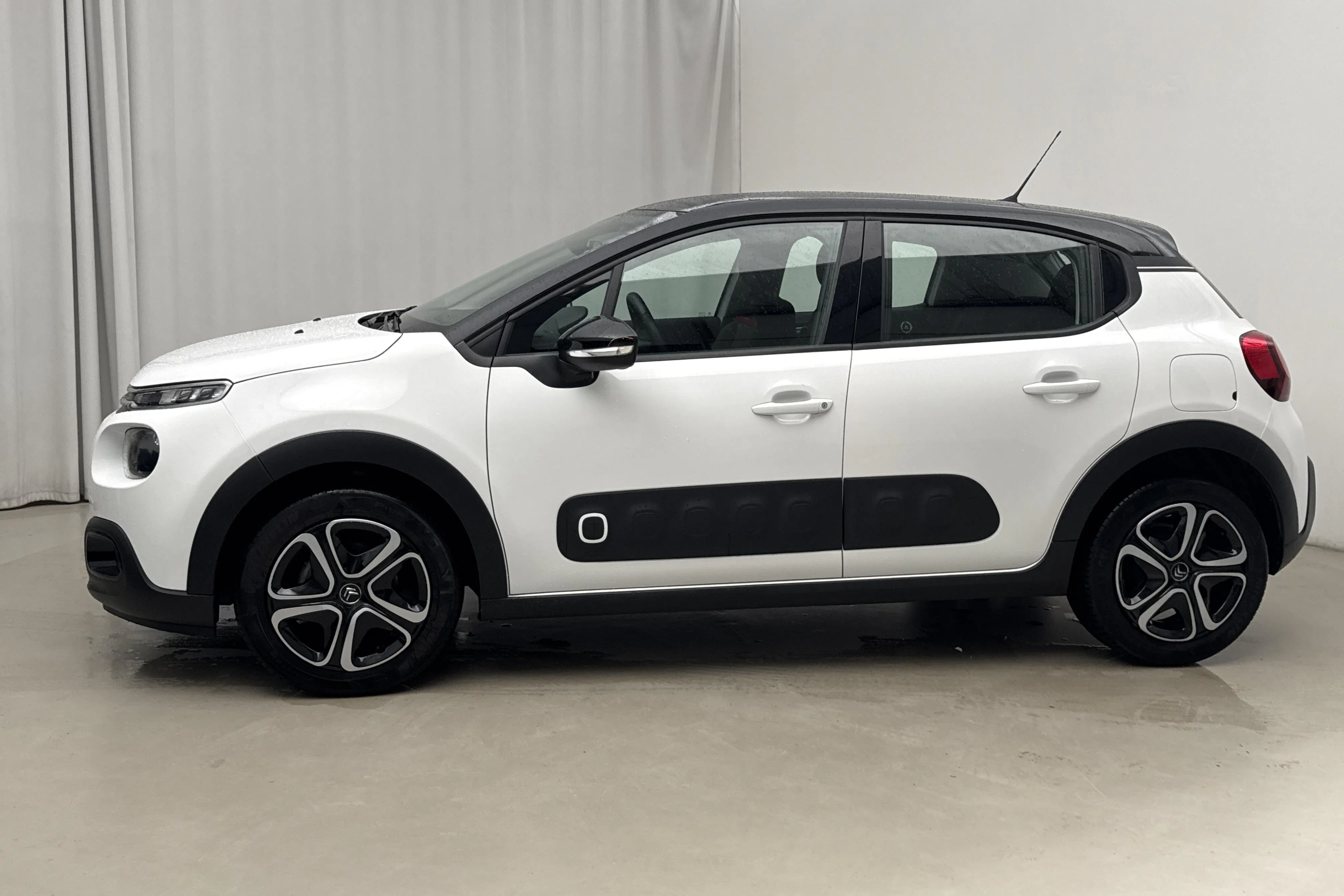 Presentationsfoto 2 av 13: Citroën C3 PureTech (82hk) - 1 187 mil - Manuell - vit - 2019