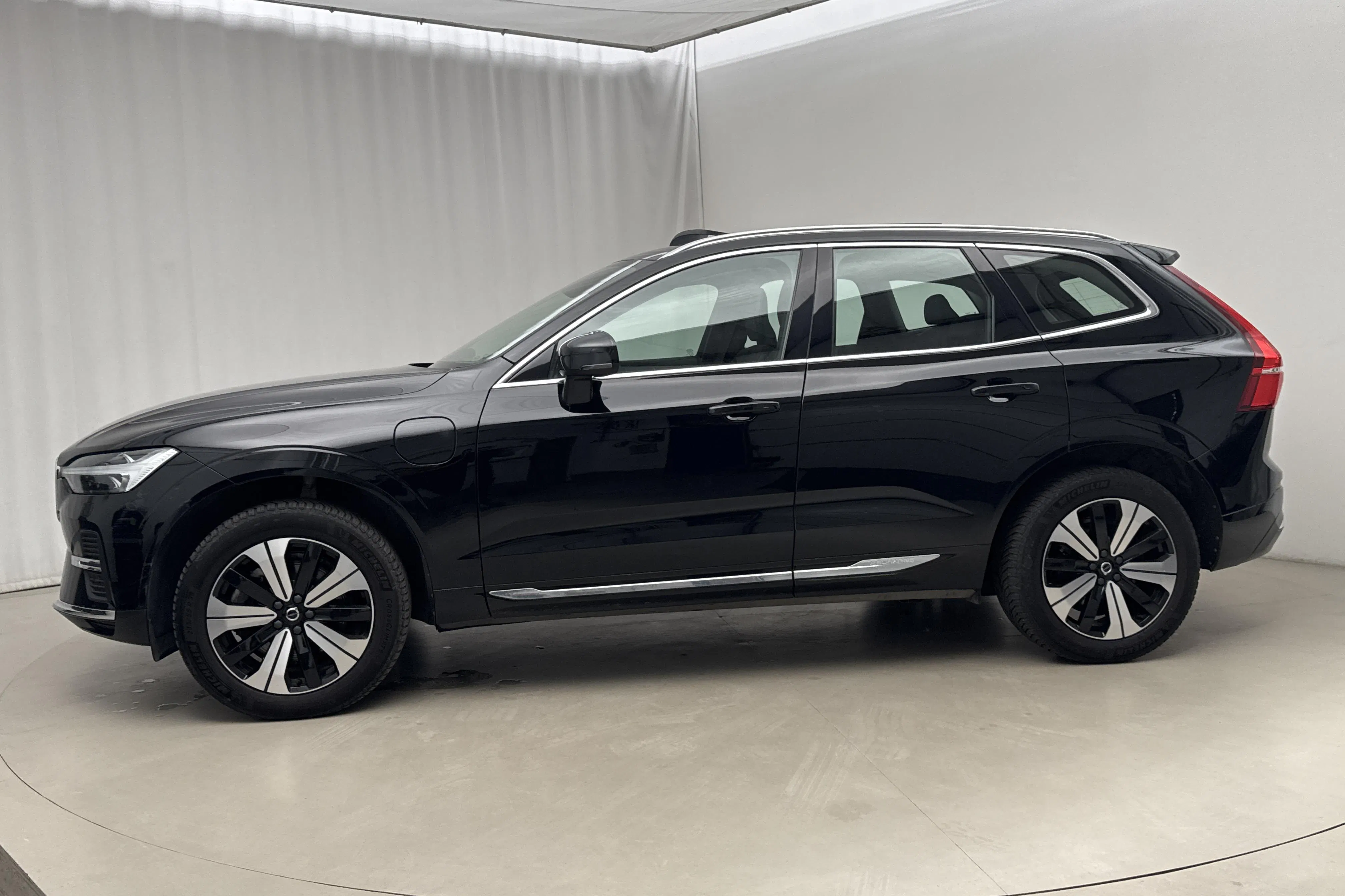 Presentationsfoto 2 av 27: Volvo XC60 T6 AWD Recharge (350hk) - 5 969 mil - Automat - svart - 2023