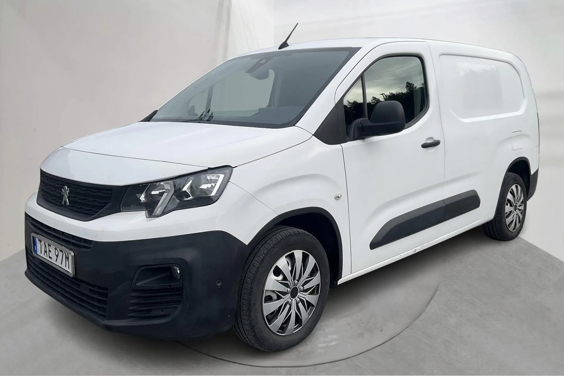 Presentation photo 1 of 19: Peugeot Partner 1.5 HDI Skåp (130hk) - 124 820 km - Automatic - white - 2019