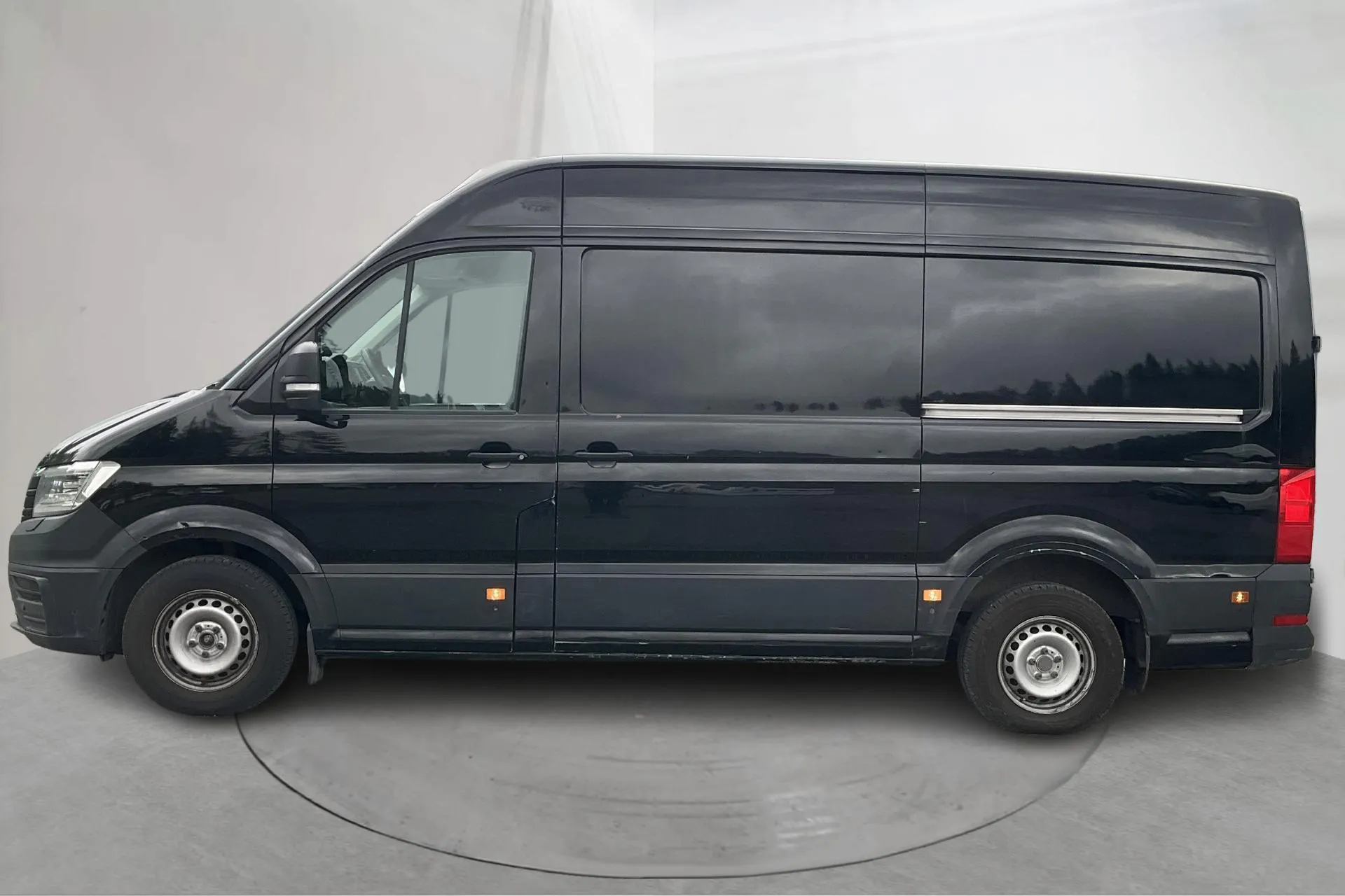 Presentationsfoto 2 av 23: VW Crafter 35 2.0 TDI Skåp (177hk) - 31 821 mil - Automat - svart - 2018