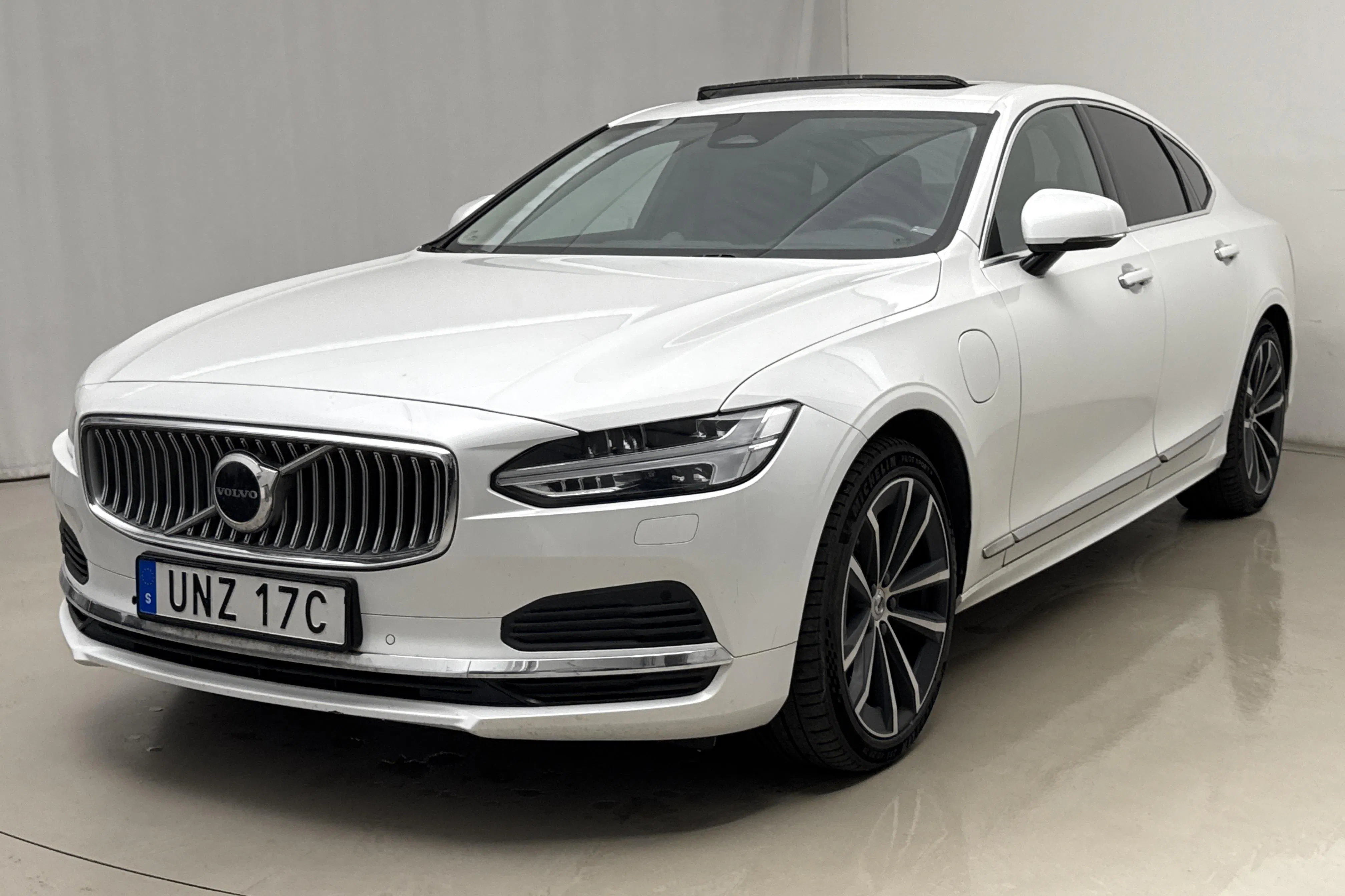 Presentation photo 1 of 29: Volvo S90 T8 AWD Twin Engine (390hk) - 97 570 km - Automatic - white - 2022