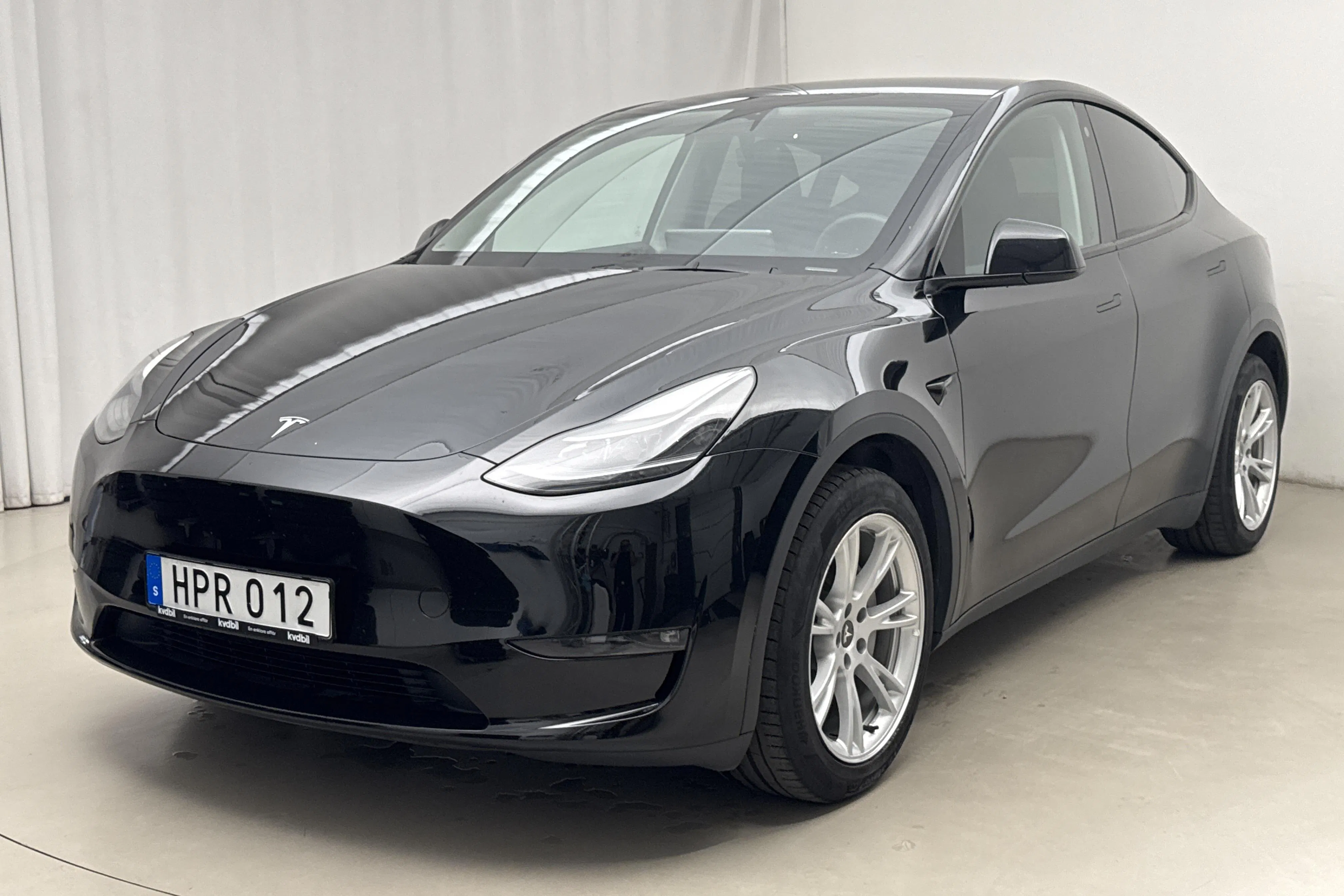 Presentationsfoto 1 av 25: Tesla Model Y Long Range Dual Motor AWD - 4 517 mil - Automat - svart - 2023