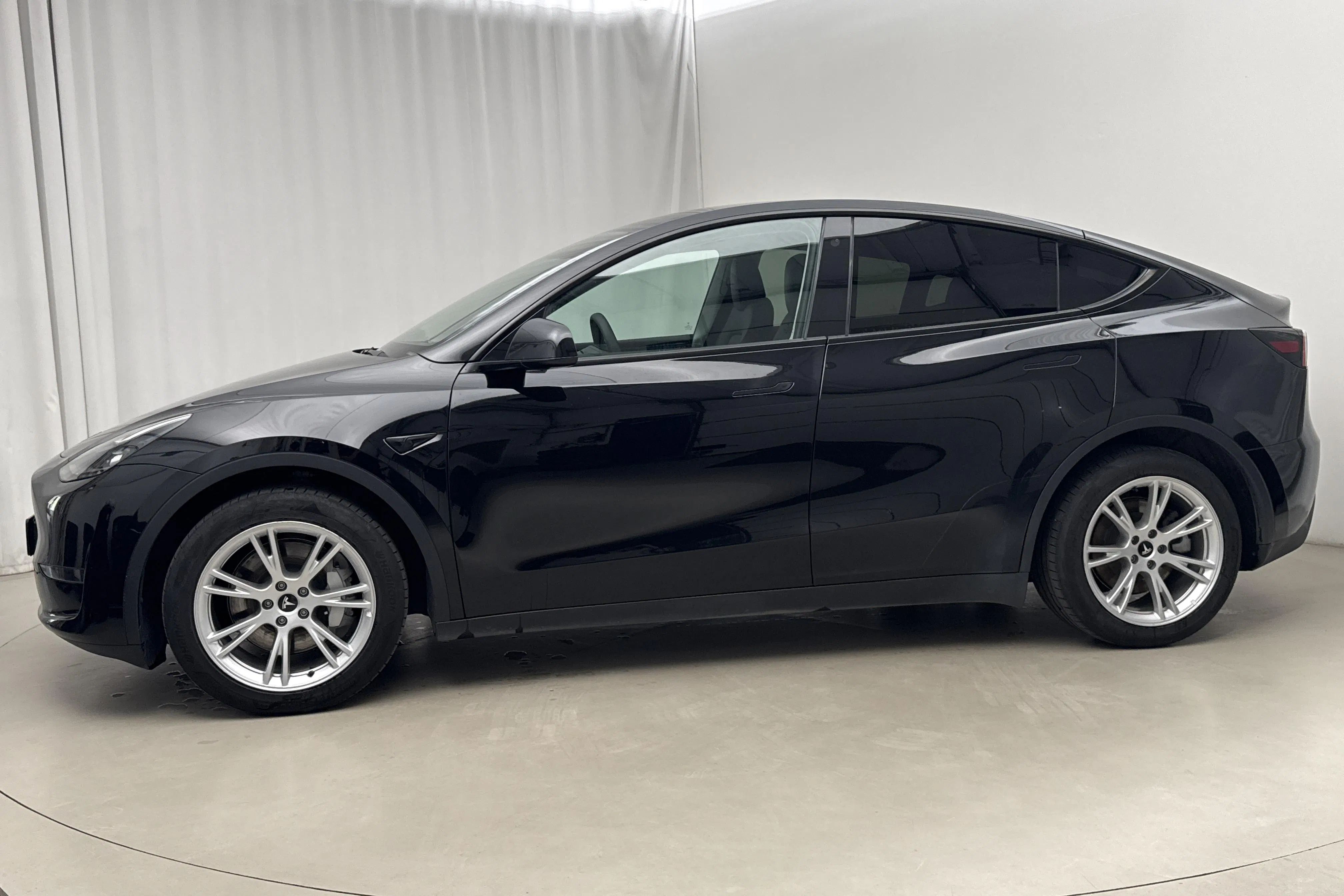 Presentationsfoto 2 av 25: Tesla Model Y Long Range Dual Motor AWD - 4 517 mil - Automat - svart - 2023