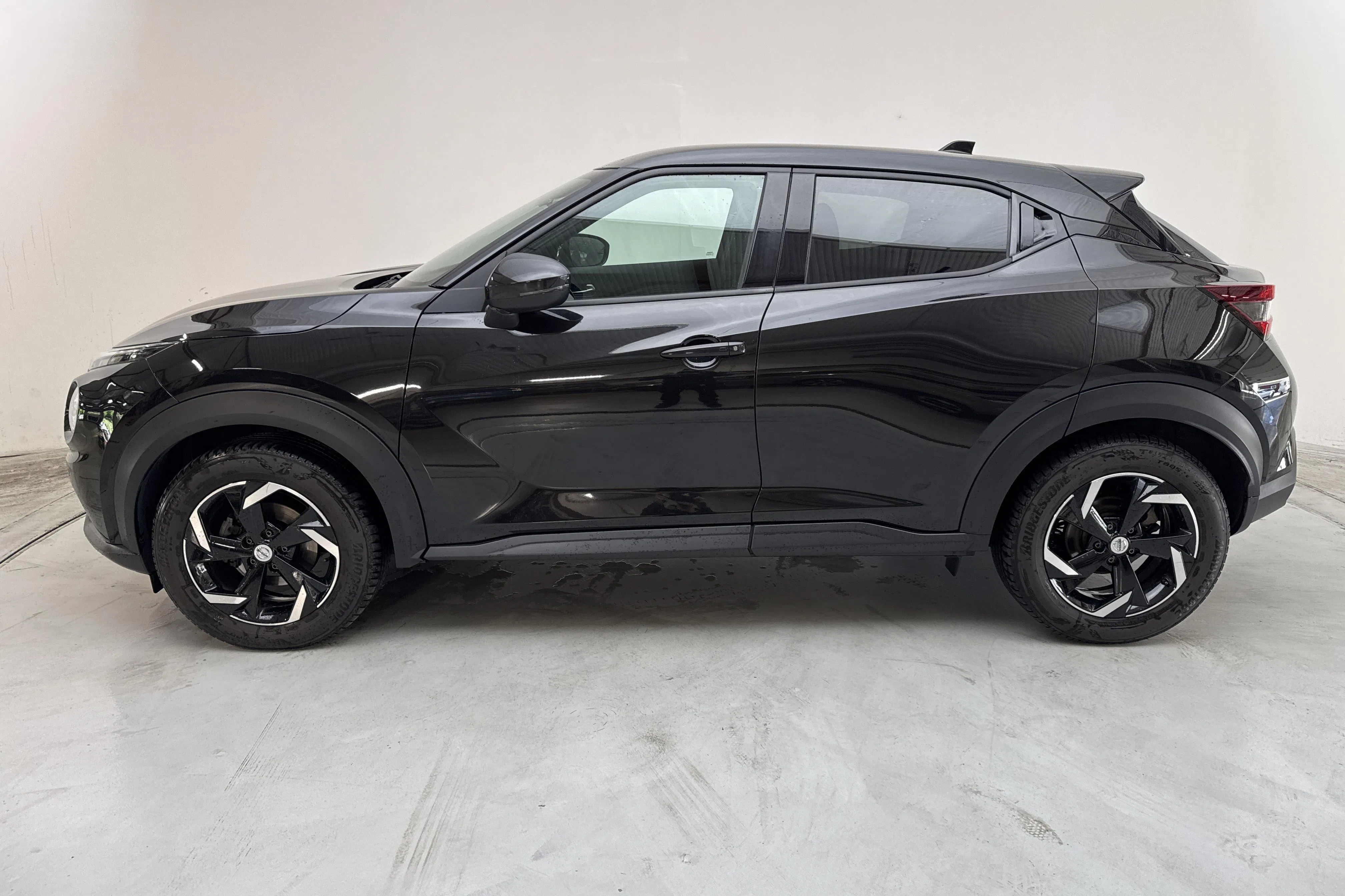 Presentationsfoto 2 av 14: Nissan Juke DIG-T (114hk) - 1 812 mil - Automat - svart - 2024