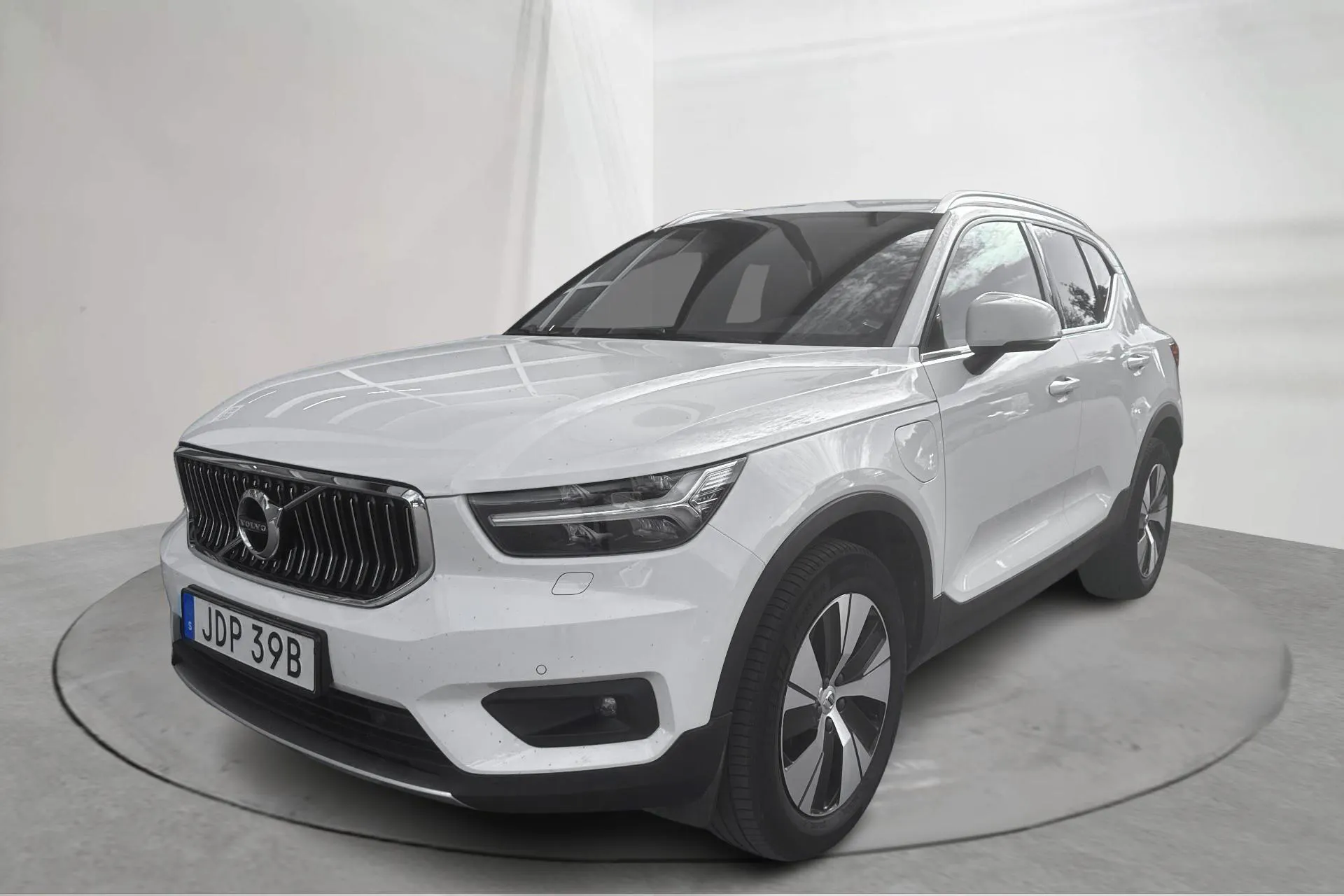 Presentationsfoto 1 av 21: Volvo XC40 T4 2WD Twin Engine (211hk) - 9 493 mil - Automat - vit - 2022