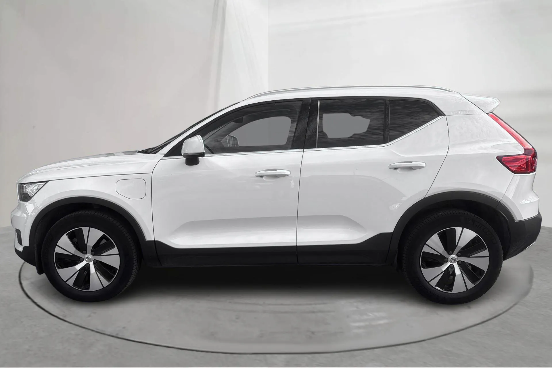 Presentationsfoto 2 av 21: Volvo XC40 T4 2WD Twin Engine (211hk) - 9 493 mil - Automat - vit - 2022
