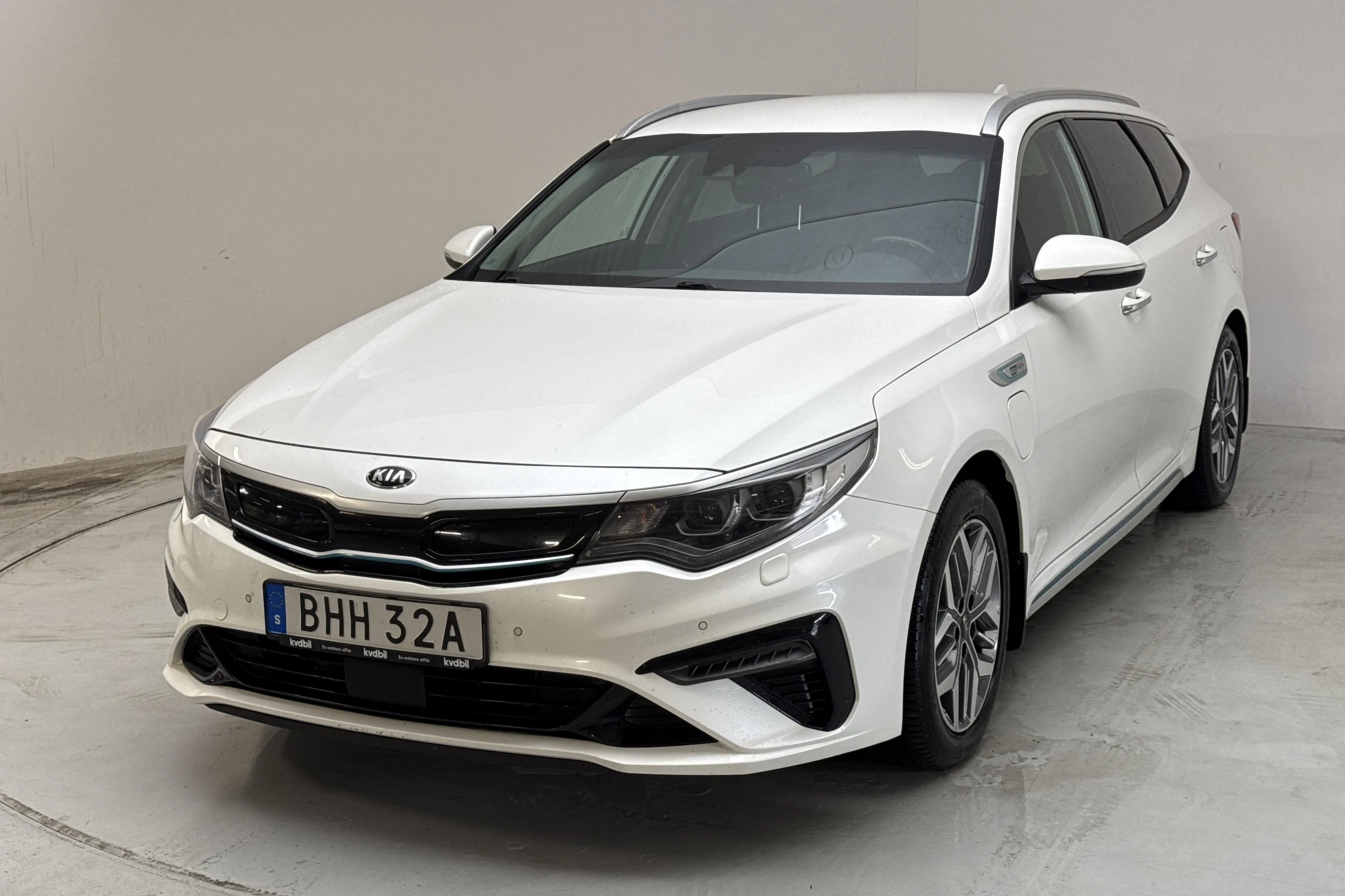 Presentation photo 1 of 17: KIA Optima 2.0 GDi Plug-in Hybrid SW (205hk) - 165 460 km - Automatic - white - 2020