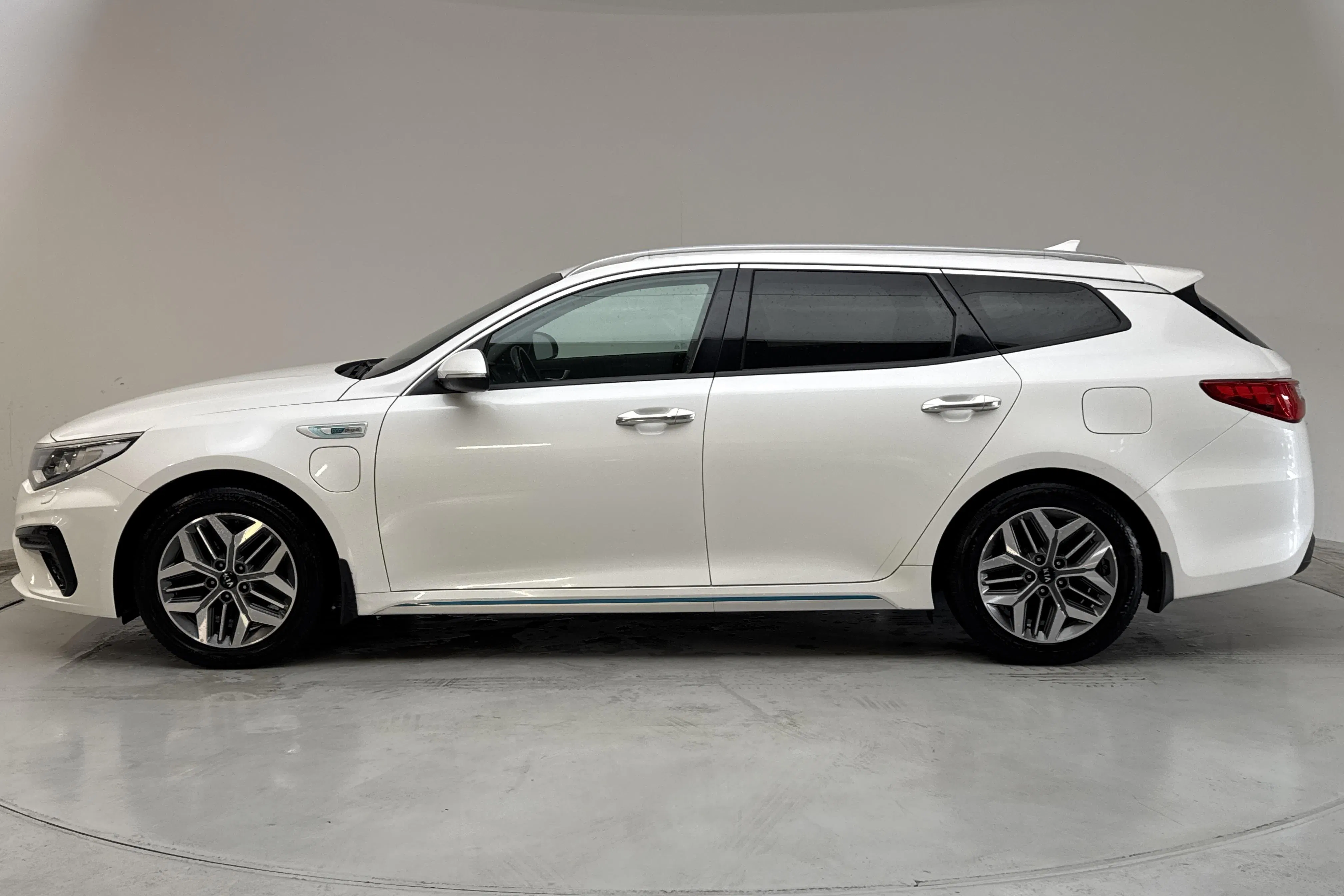 Presentation photo 2 of 17: KIA Optima 2.0 GDi Plug-in Hybrid SW (205hk) - 165 460 km - Automatic - white - 2020