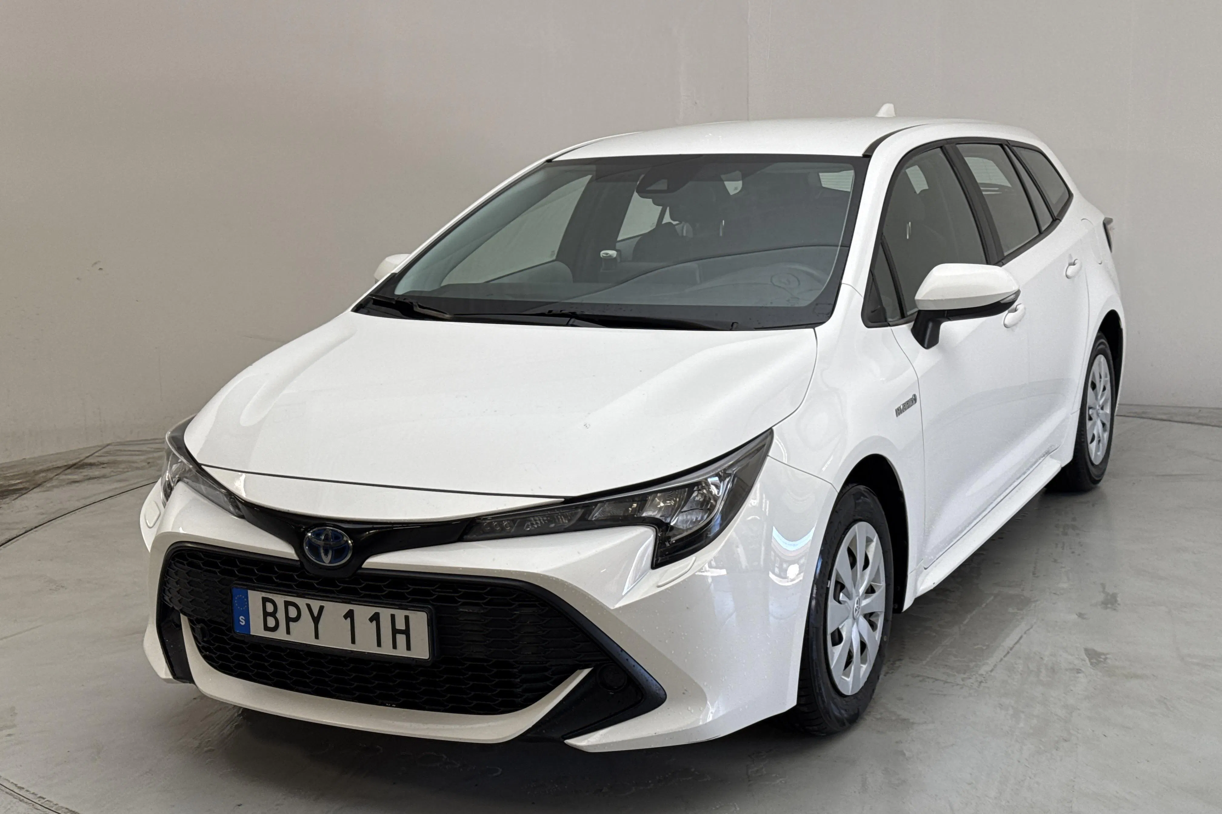 Presentationsfoto 1 av 14: Toyota Corolla 1.8 Hybrid Touring Sports (122hk) - 8 876 mil - Automat - vit - 2020