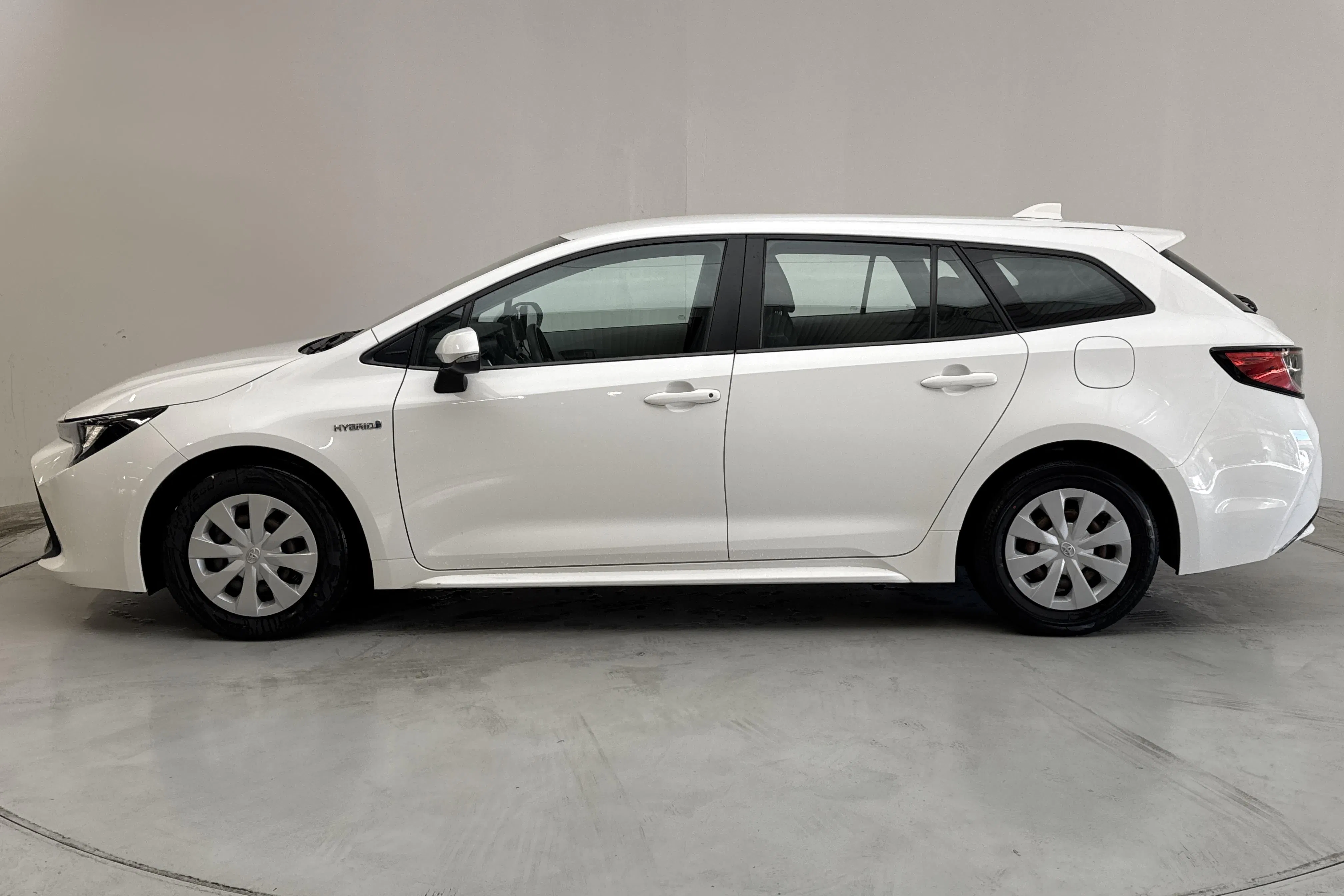 Presentationsfoto 2 av 14: Toyota Corolla 1.8 Hybrid Touring Sports (122hk) - 8 876 mil - Automat - vit - 2020