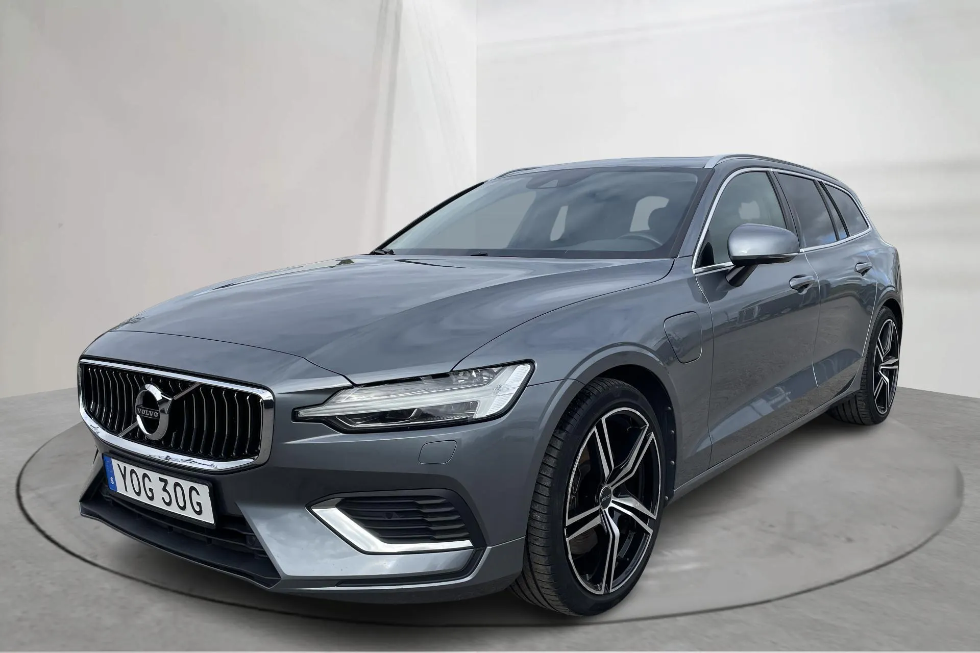 Presentationsfoto 1 av 26: Volvo V60 T6 AWD Twin Engine (340hk) - 13 886 mil - Automat - grå - 2021