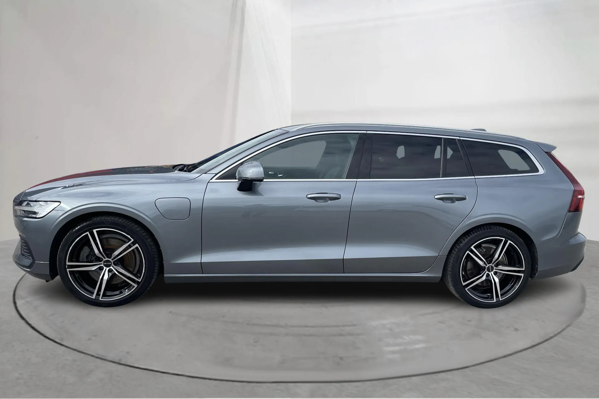 Presentationsfoto 2 av 26: Volvo V60 T6 AWD Twin Engine (340hk) - 13 886 mil - Automat - grå - 2021