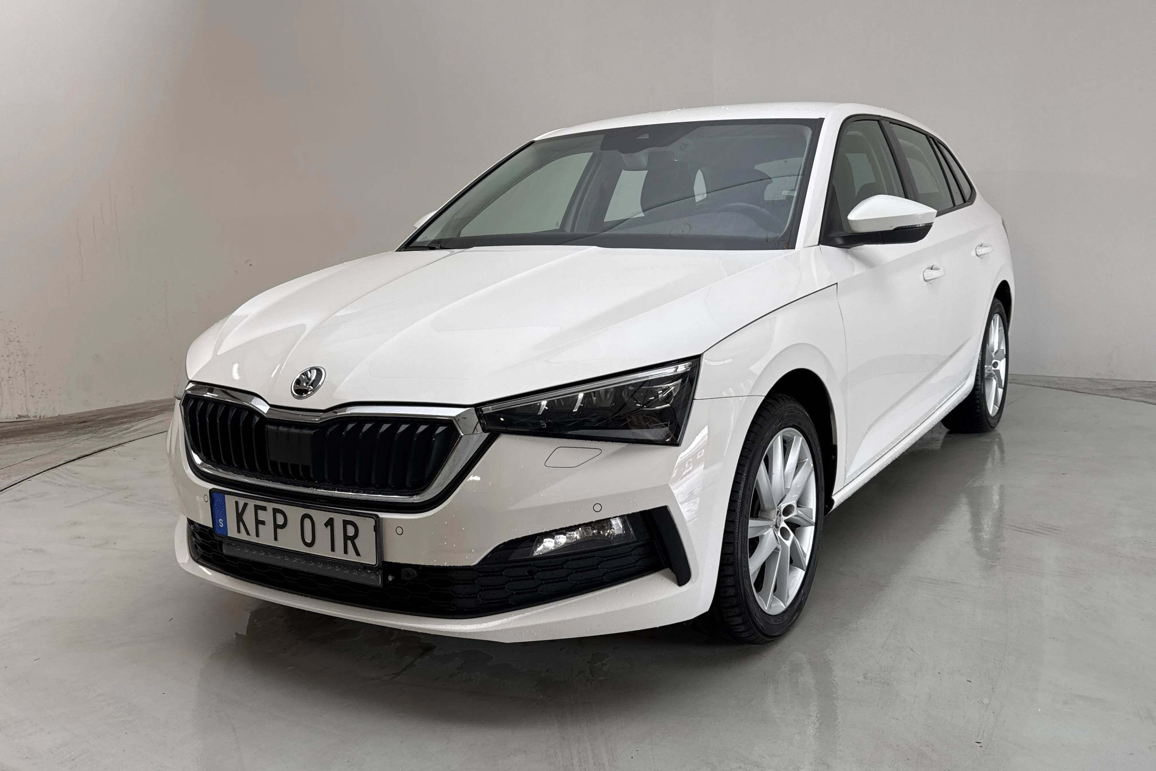 Presentationsfoto 1 av 12: Skoda Scala 1.0 G-Tec TSI (90hk) - 6 924 mil - Manuell - vit - 2021