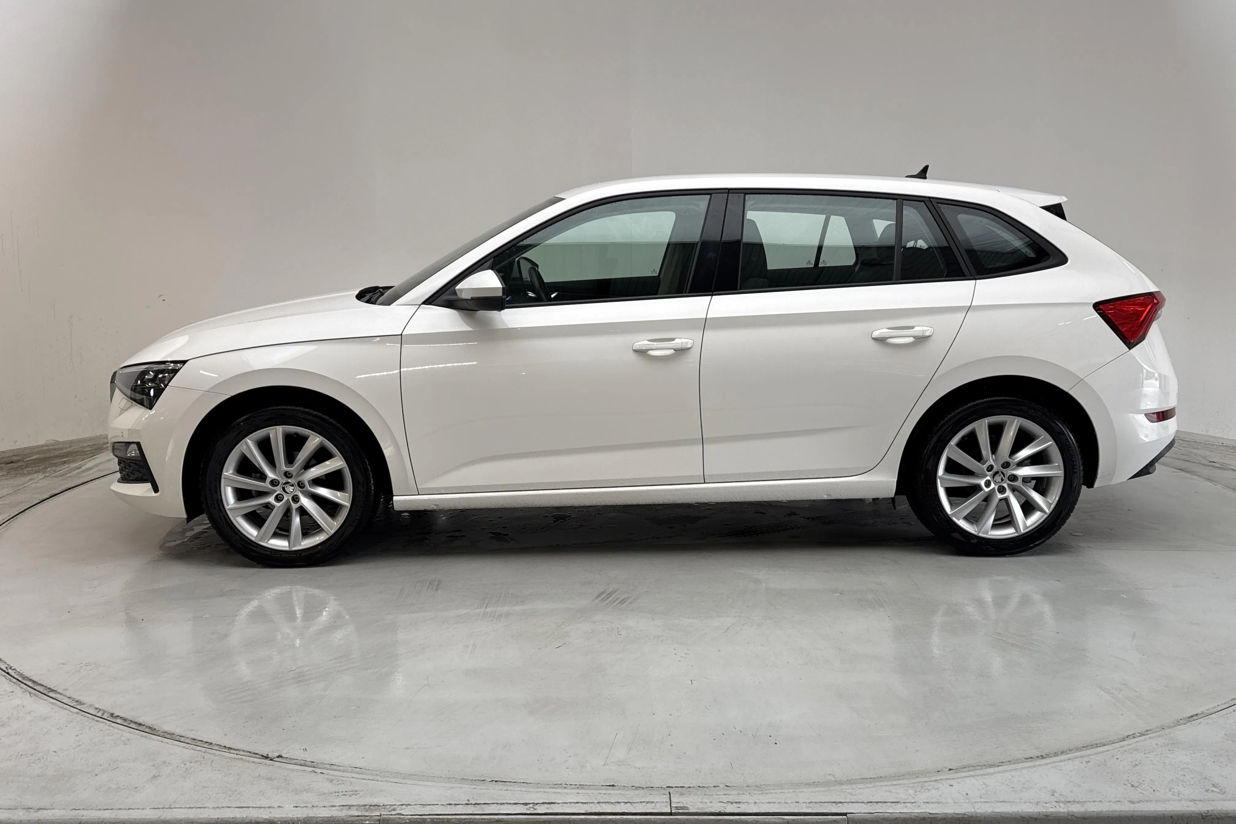 Presentationsfoto 2 av 12: Skoda Scala 1.0 G-Tec TSI (90hk) - 6 924 mil - Manuell - vit - 2021