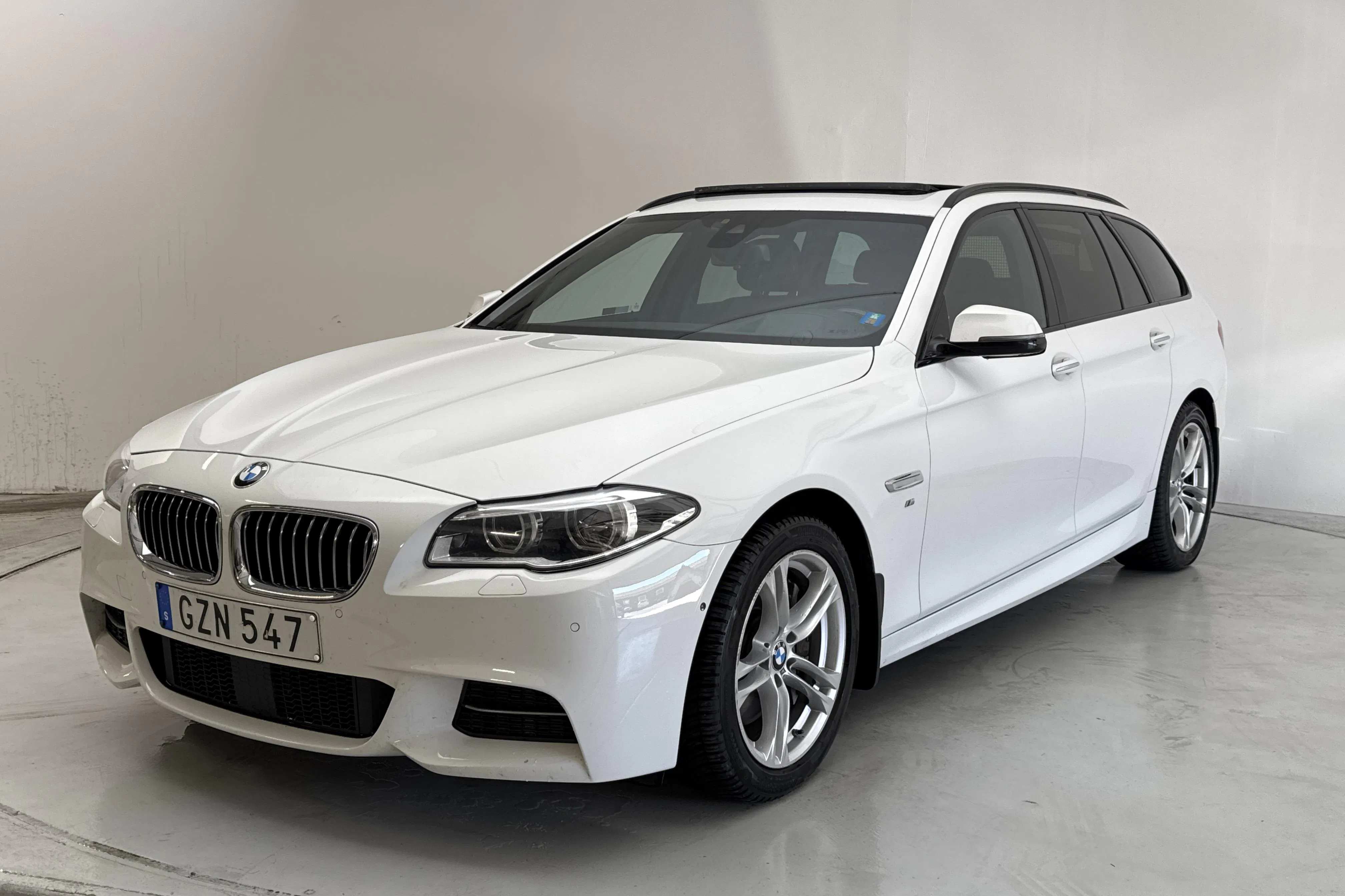 Presentationsfoto 1 av 20: BMW 530d xDrive Touring, F11 (258hk) - 11 483 mil - Automat - vit - 2017