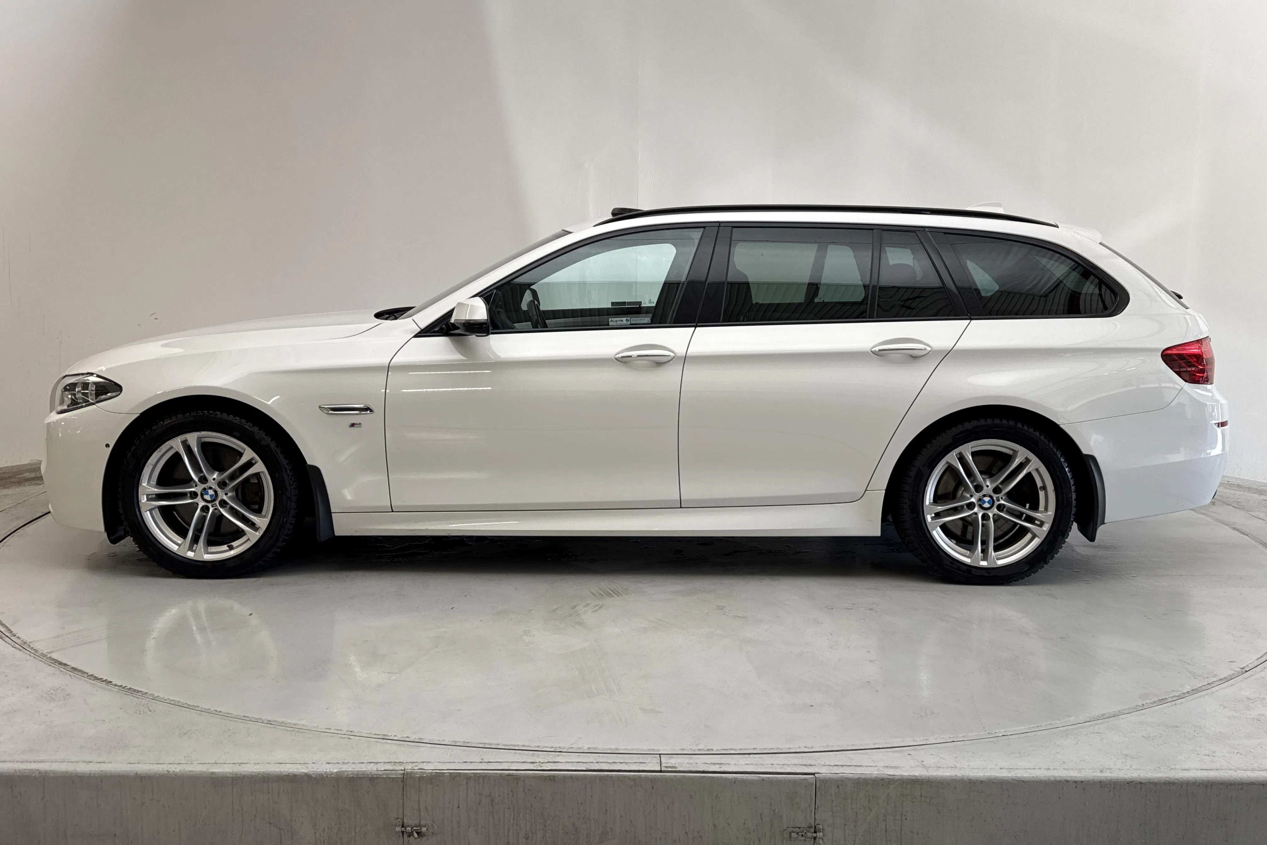 Presentationsfoto 2 av 20: BMW 530d xDrive Touring, F11 (258hk) - 11 483 mil - Automat - vit - 2017