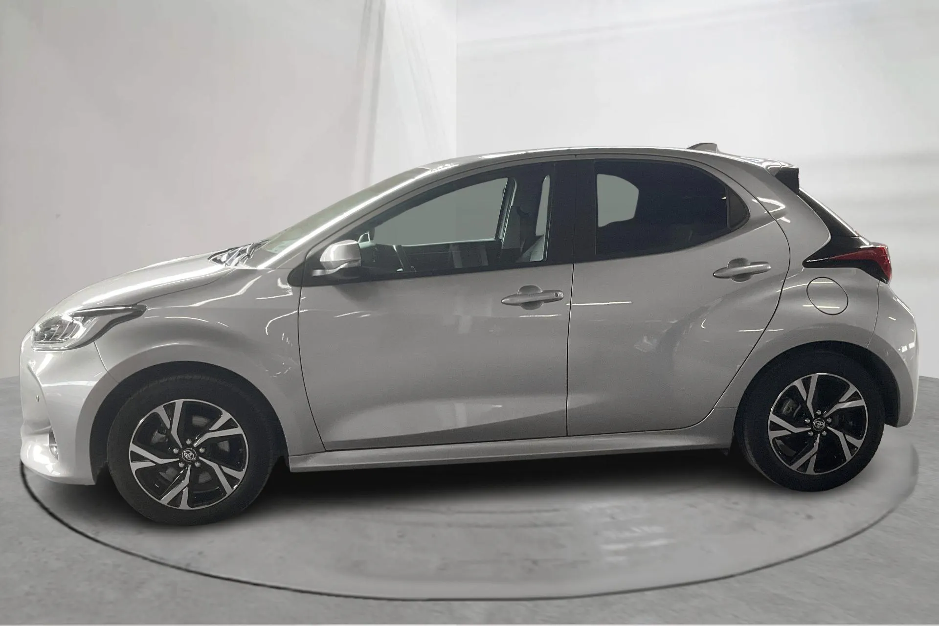 Presentationsfoto 2 av 15: Toyota Yaris 1.5 Hybrid 5dr (116hk) - 5 817 mil - Automat - silver - 2024