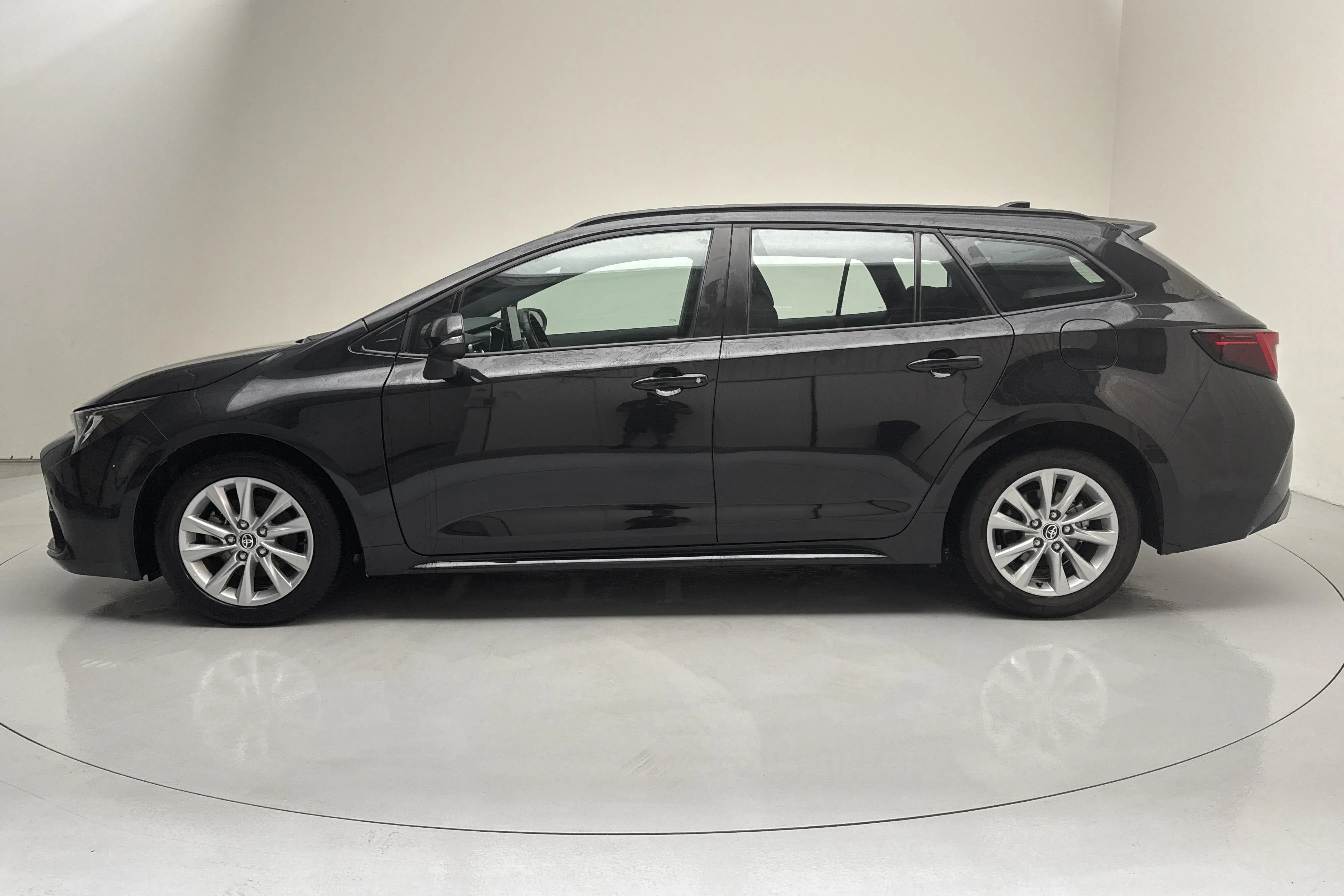 Presentationsfoto 2 av 13: Toyota Corolla 1.8 Hybrid Touring Sports (140hk) - 7 056 mil - Automat - svart - 2024
