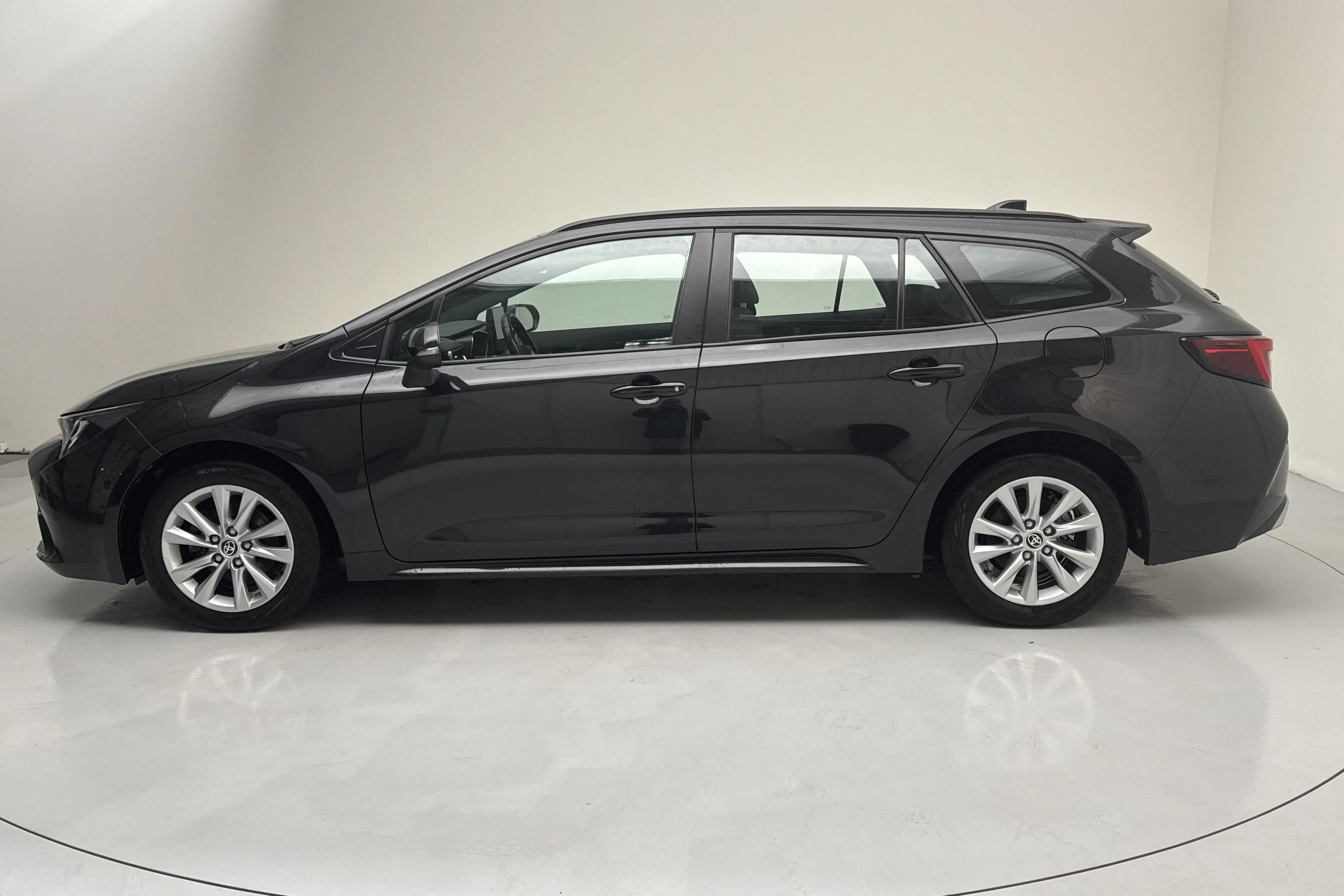 Presentationsfoto 2 av 13: Toyota Corolla 1.8 Hybrid Touring Sports (140hk) - 8 674 mil - Automat - svart - 2024