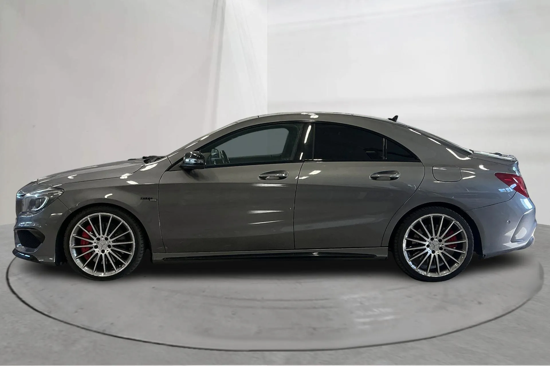 Presentationsfoto 2 av 13: Mercedes CLA 45 AMG 4MATIC (360hk) - 10 916 mil - Automat - Mörkgrå - 2014