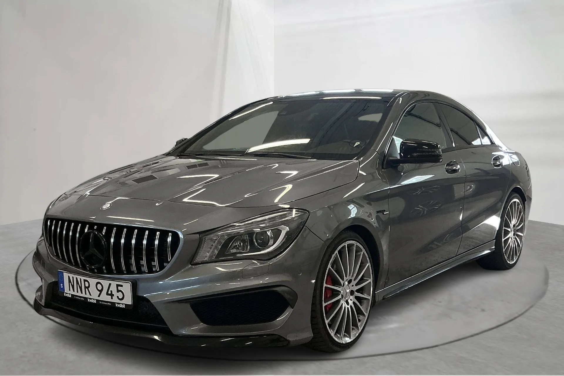 Presentationsfoto 1 av 13: Mercedes CLA 45 AMG 4MATIC (360hk) - 10 916 mil - Automat - Mörkgrå - 2014