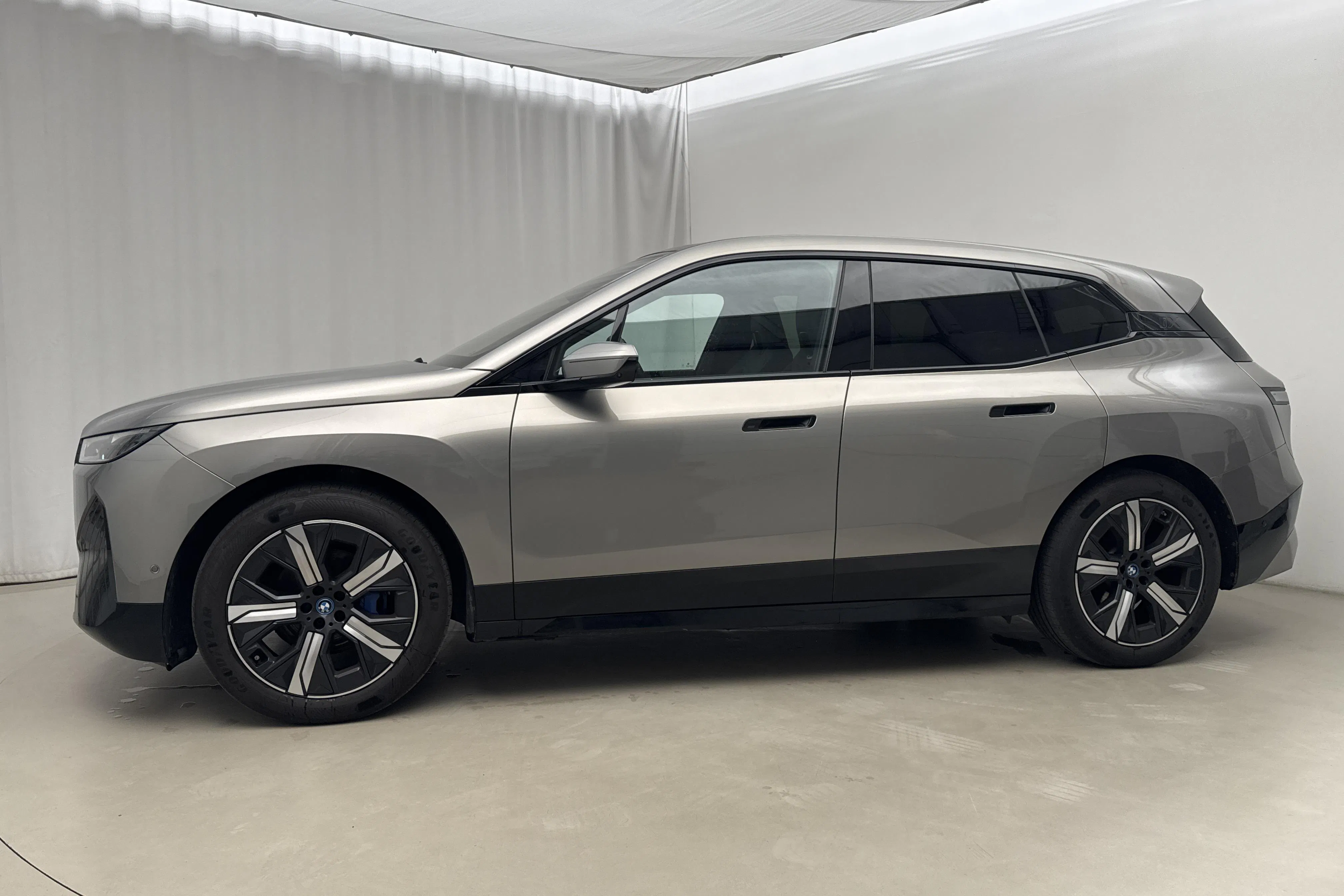 Presentation photo 2 of 30: BMW iX xDrive40, I20 (310hk) - 91 110 km - Automatic - gray - 2023