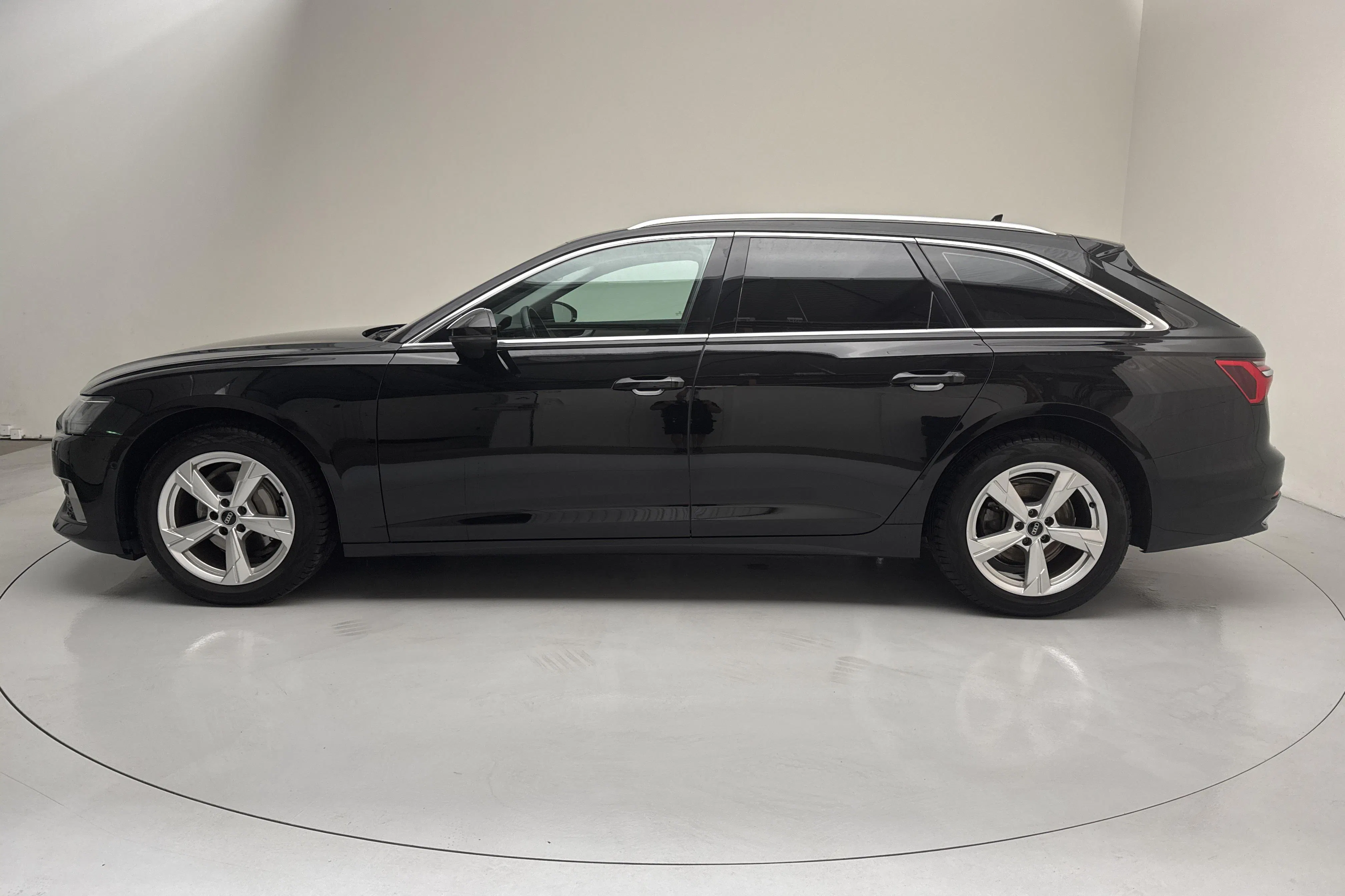 Presentationsfoto 2 av 15: Audi A6 Avant 40 TDI quattro (204hk) - 10 855 mil - Automat - svart - 2023