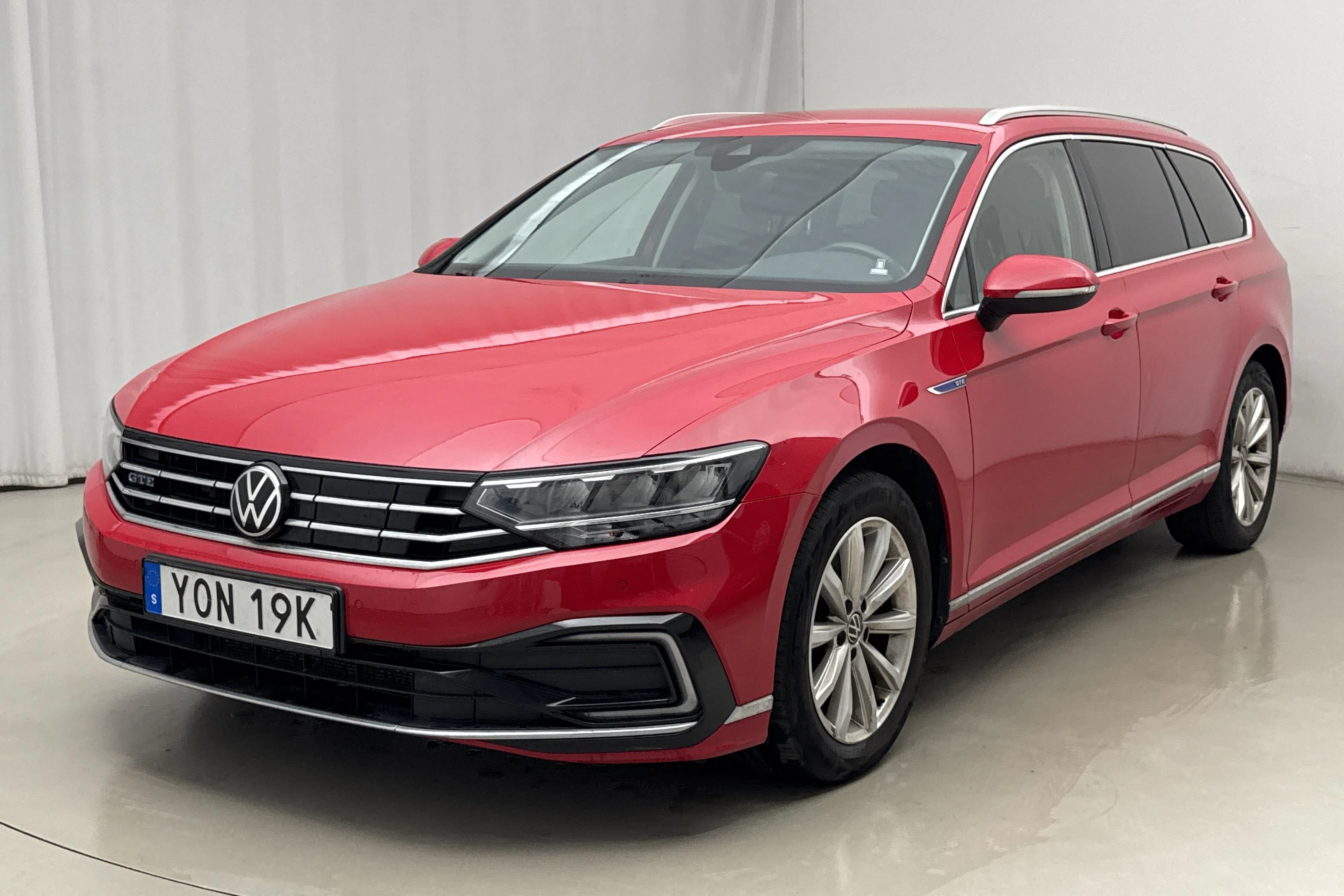 Presentation photo 1 of 22: VW Passat 1.4 GTE Sportscombi (218hk) - 93 160 km - Automatic - red - 2021