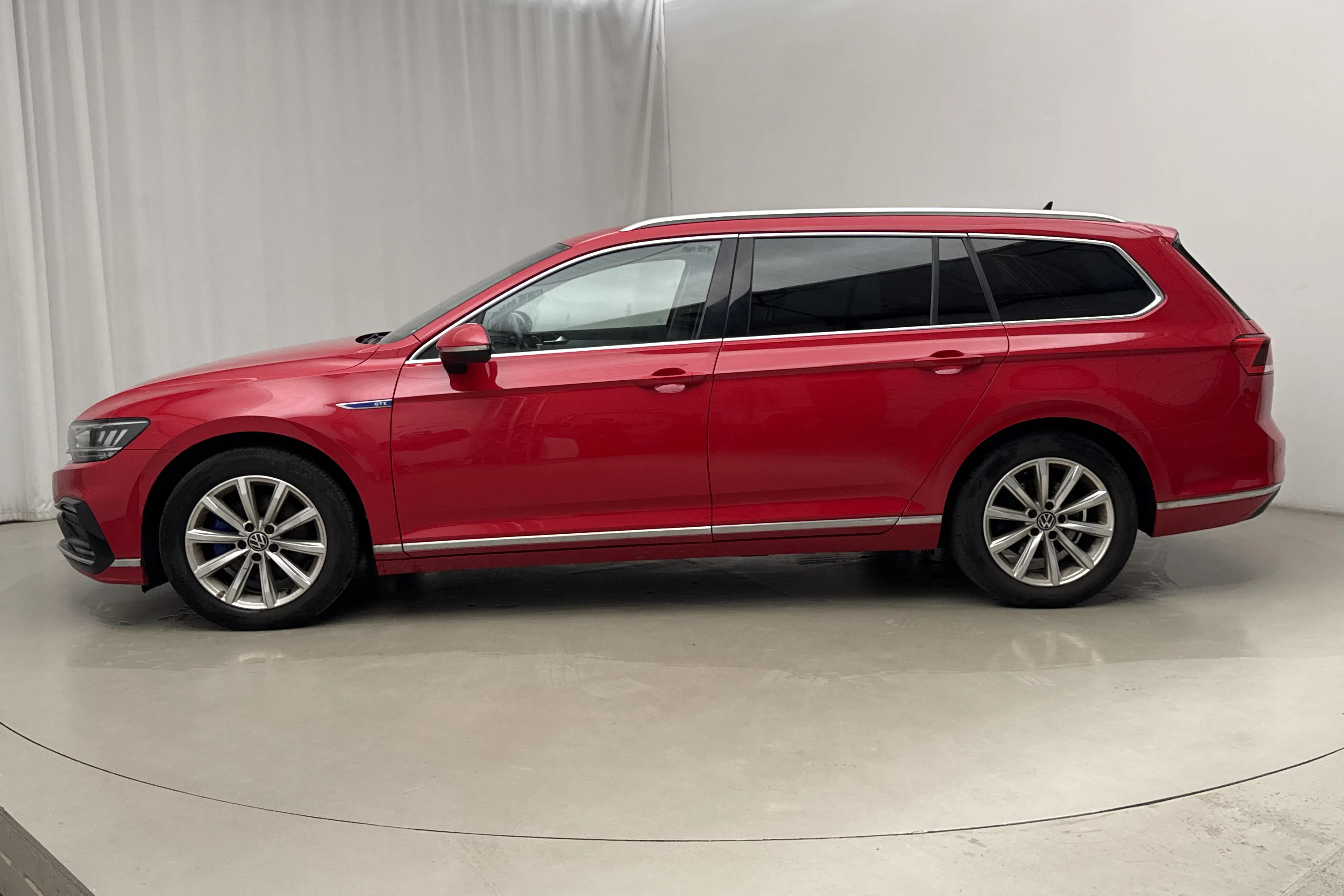 Presentation photo 2 of 22: VW Passat 1.4 GTE Sportscombi (218hk) - 93 160 km - Automatic - red - 2021