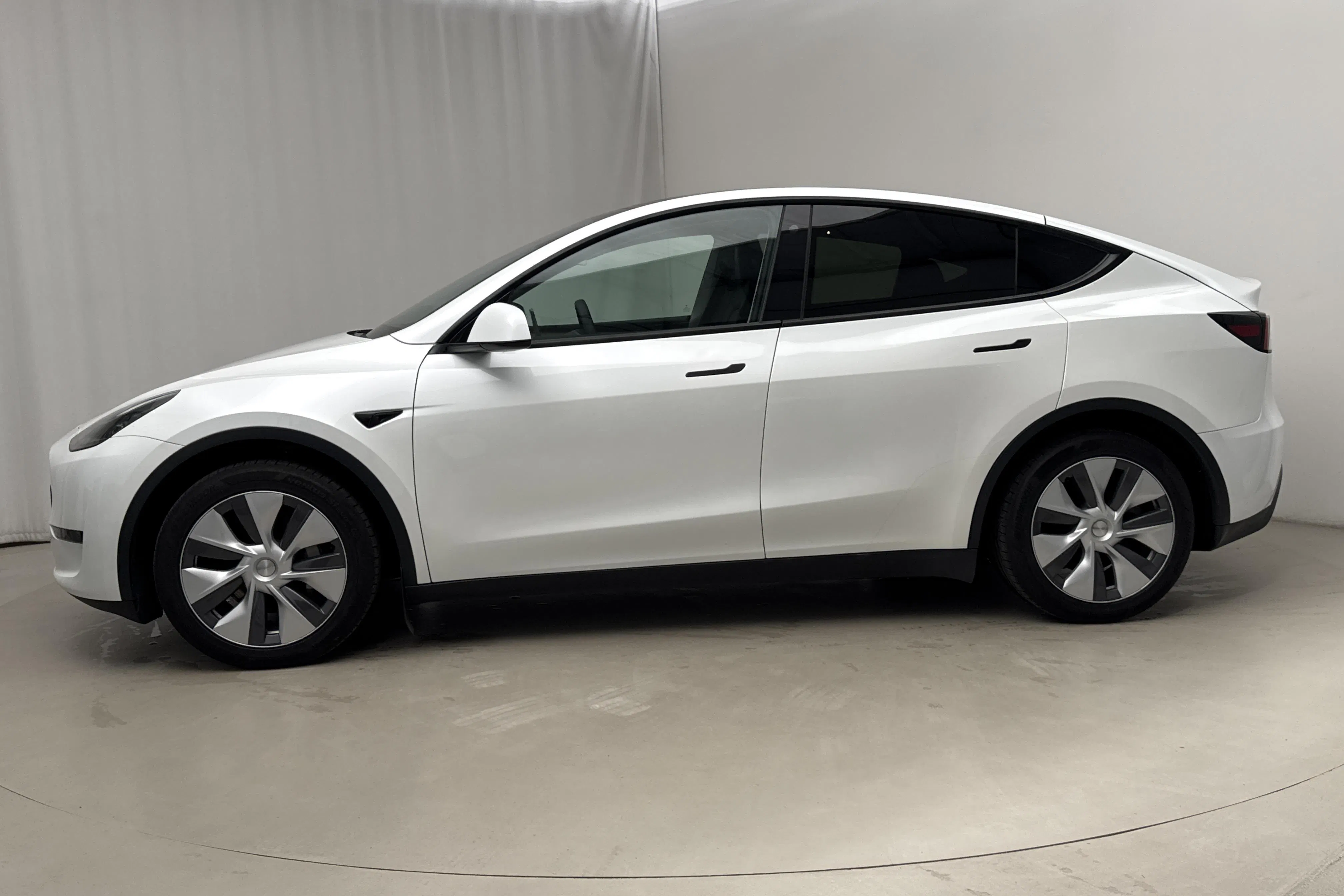 Presentationsfoto 2 av 27: Tesla Model Y Long Range Dual Motor AWD - 7 398 mil - Automat - vit - 2023