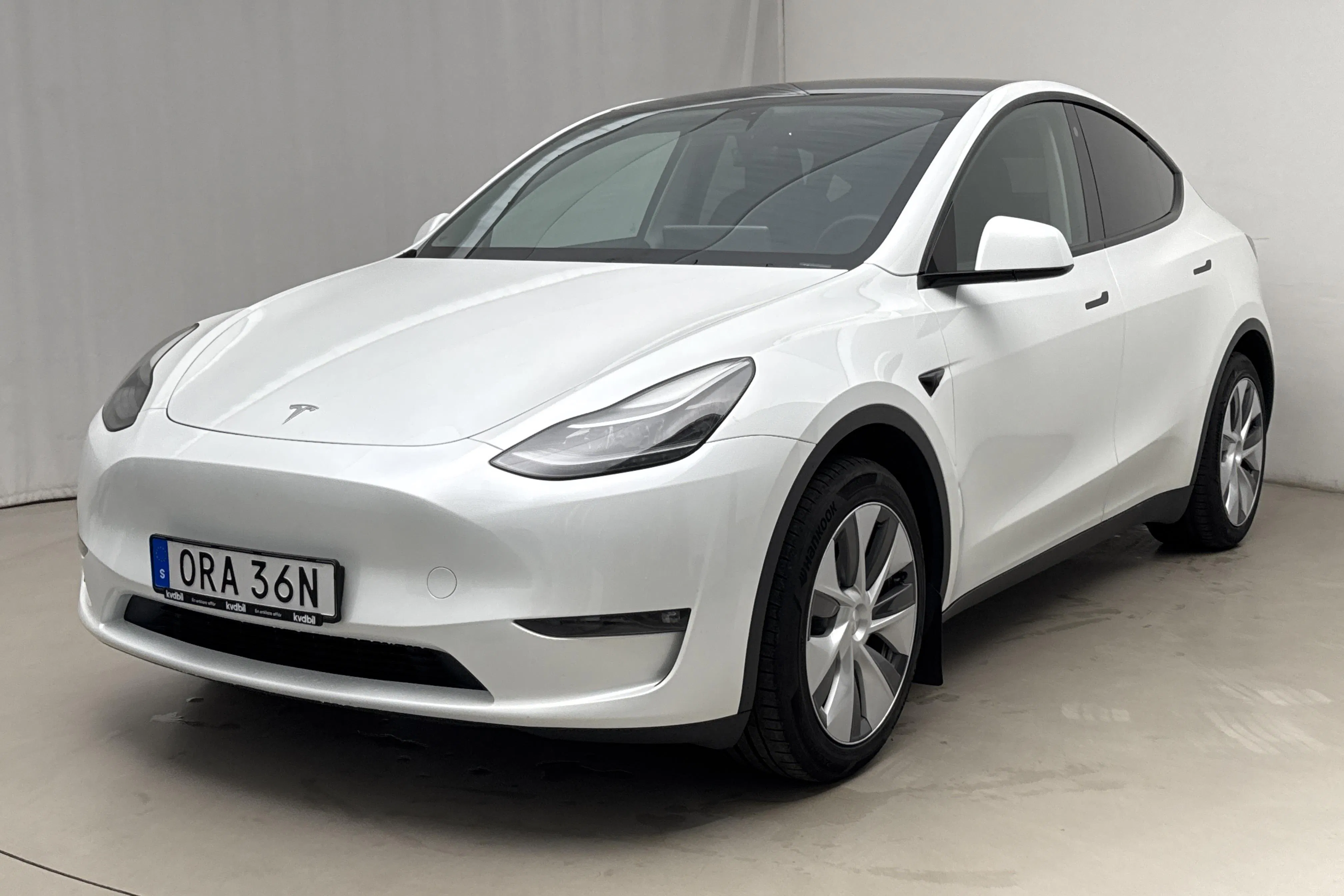 Presentationsfoto 1 av 27: Tesla Model Y Long Range Dual Motor AWD - 7 398 mil - Automat - vit - 2023