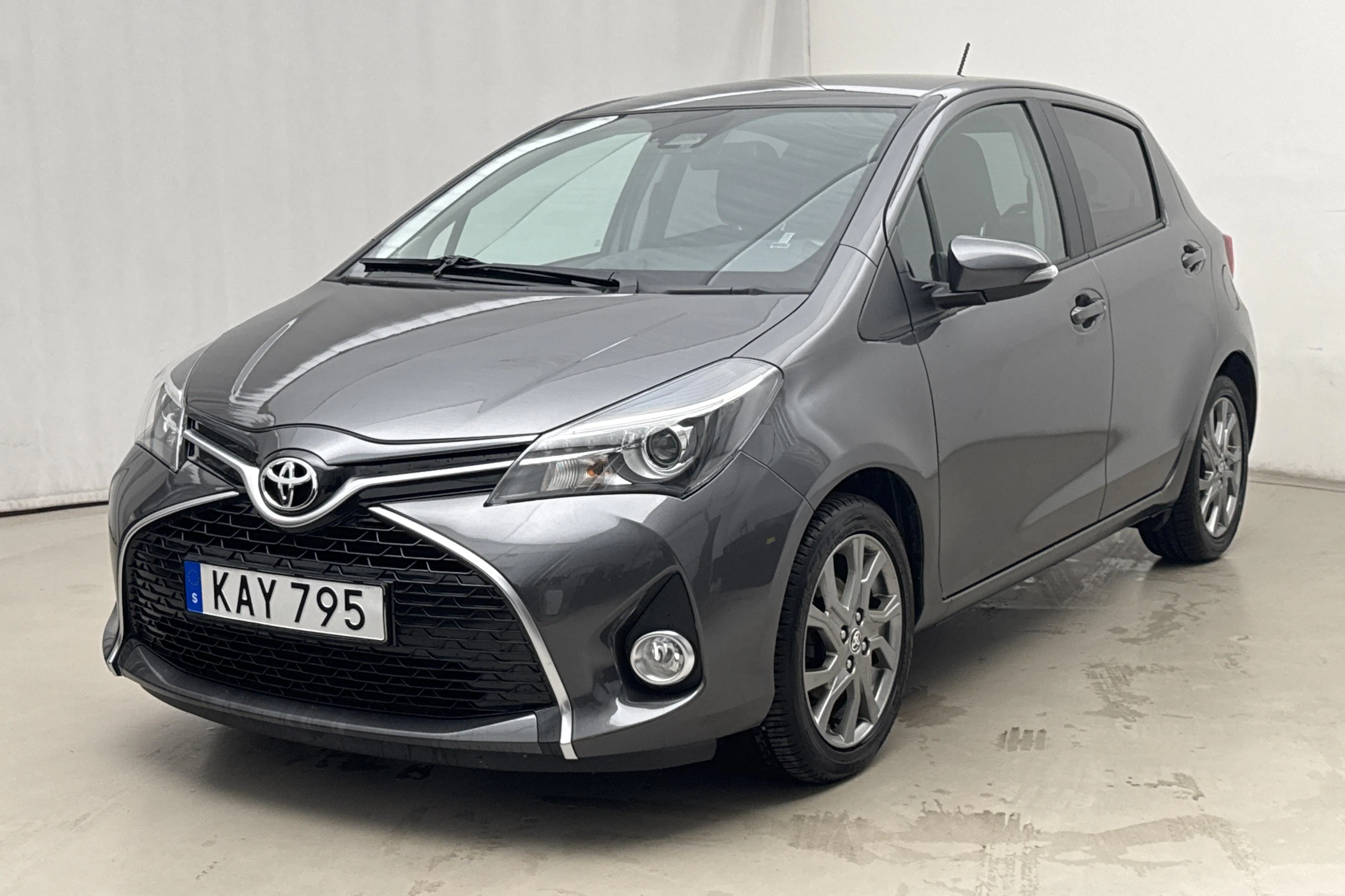 Presentation photo 1 of 16: Toyota Yaris 1.33 3dr (100hk) - 75 740 km - Manual - dark grey - 2017