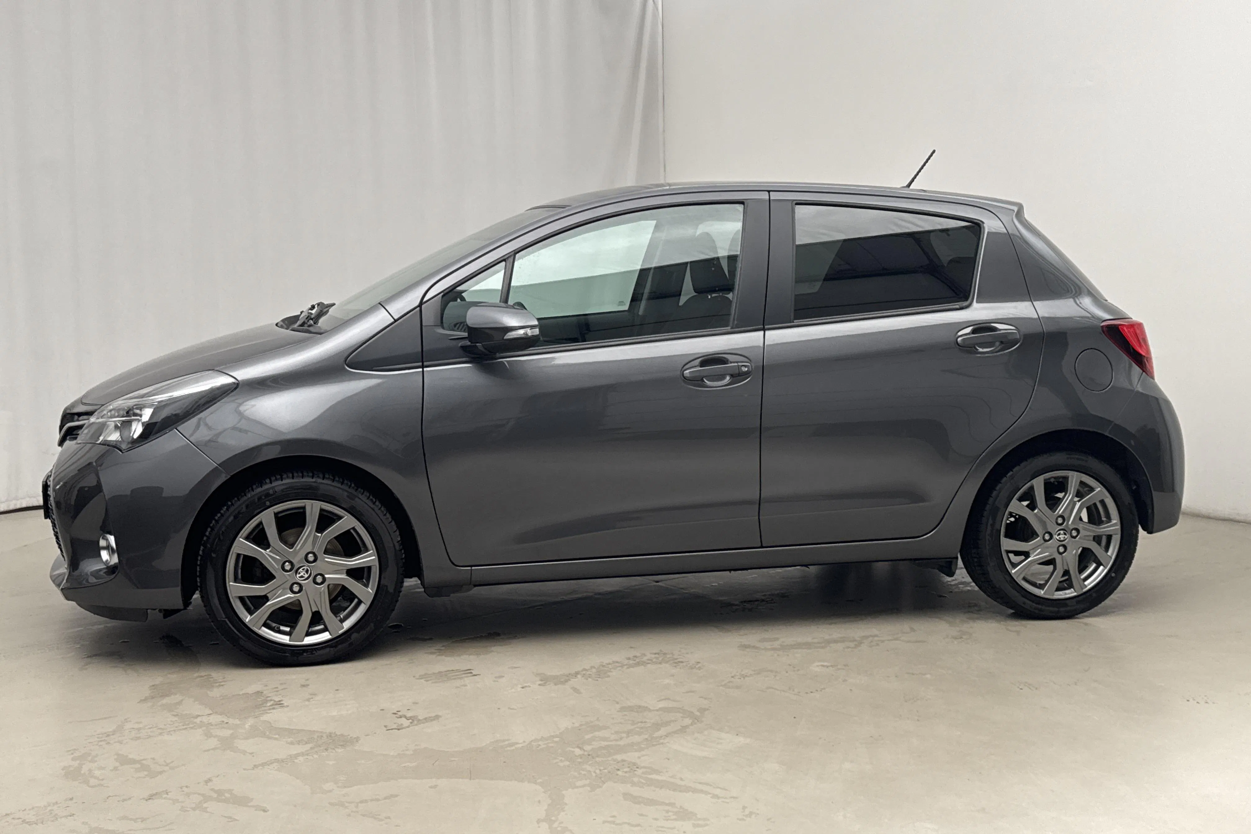 Presentation photo 2 of 16: Toyota Yaris 1.33 3dr (100hk) - 75 740 km - Manual - dark grey - 2017