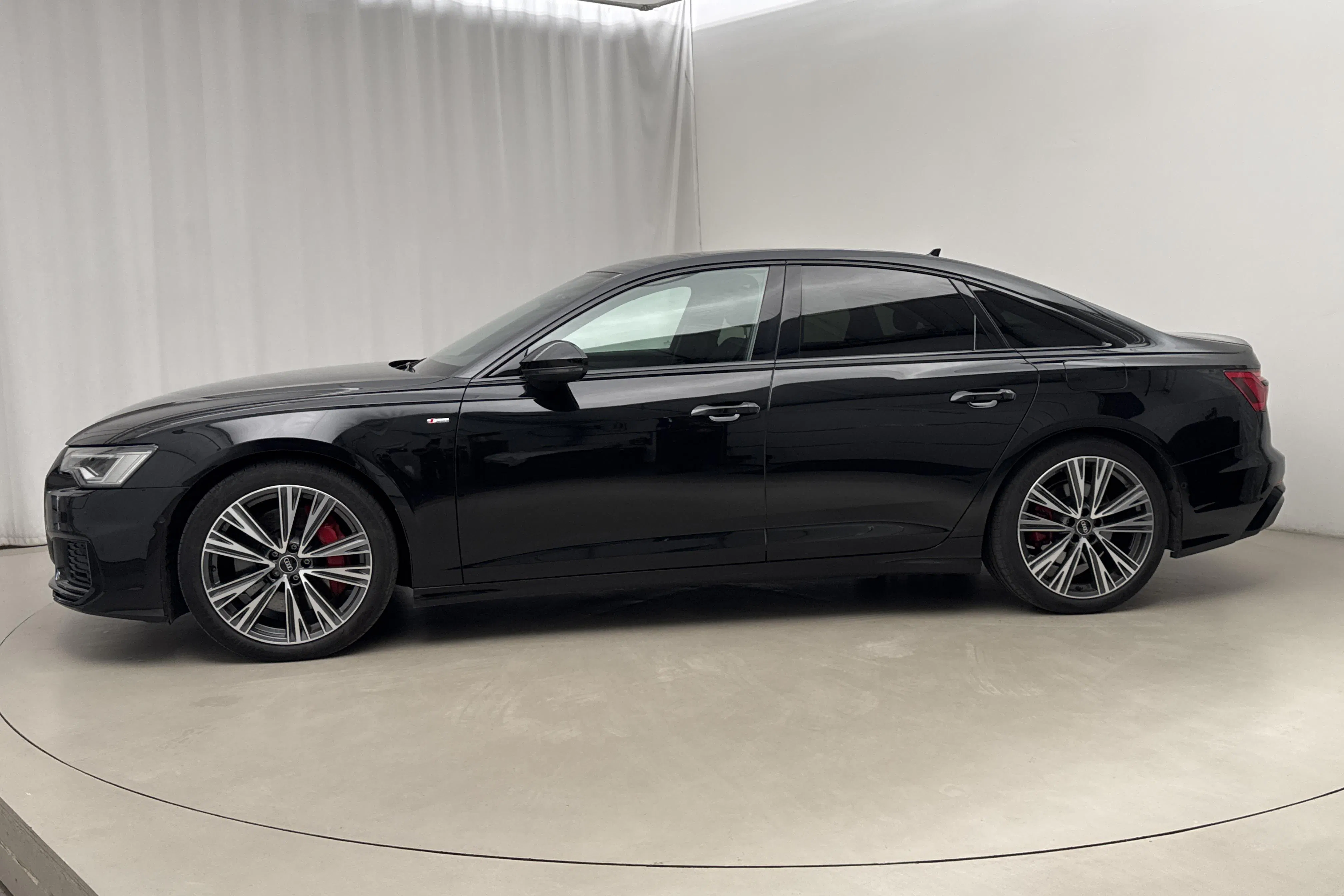 Presentation photo 2 of 23: Audi A6 Sedan 55 TFSI e quattro (367hk) - 84 310 km - Automatic - black - 2023