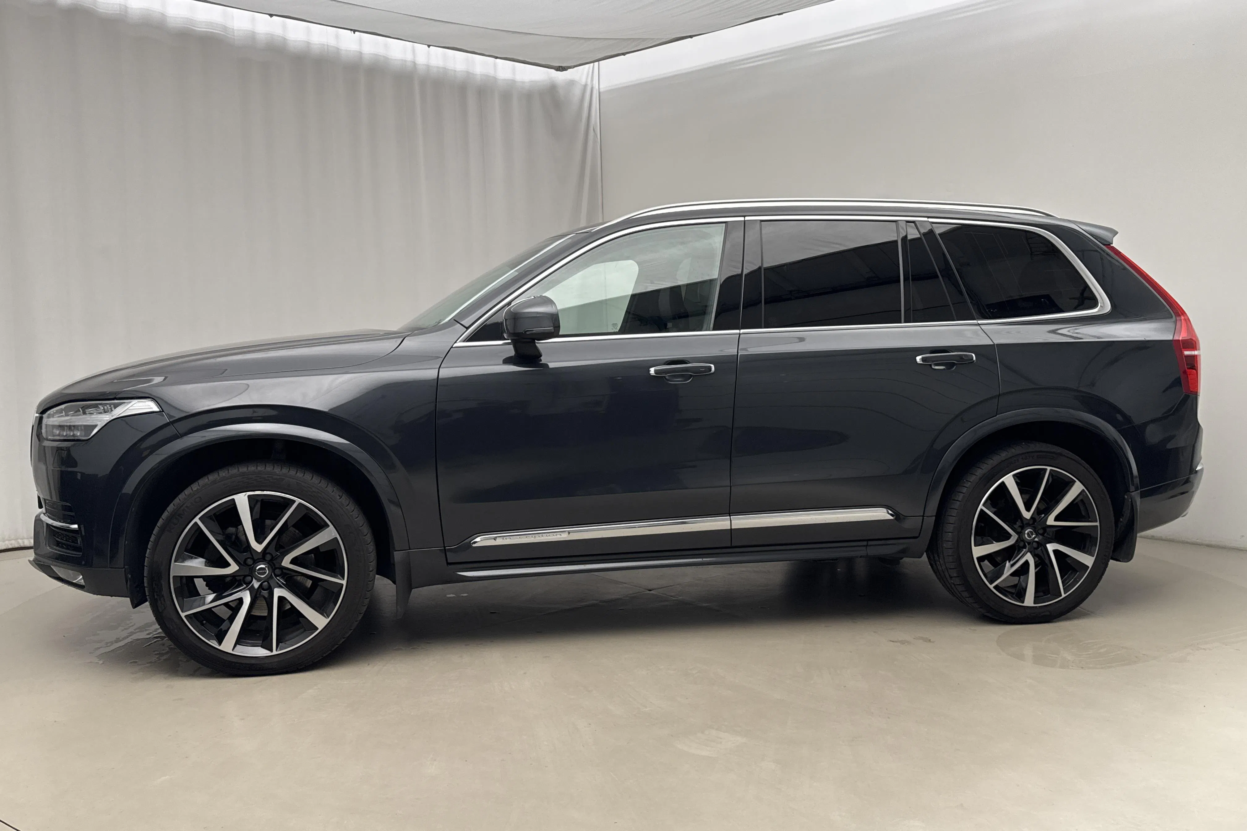 Presentationsfoto 2 av 23: Volvo XC90 T5 AWD (250hk) - 13 607 mil - Automat - grå - 2018