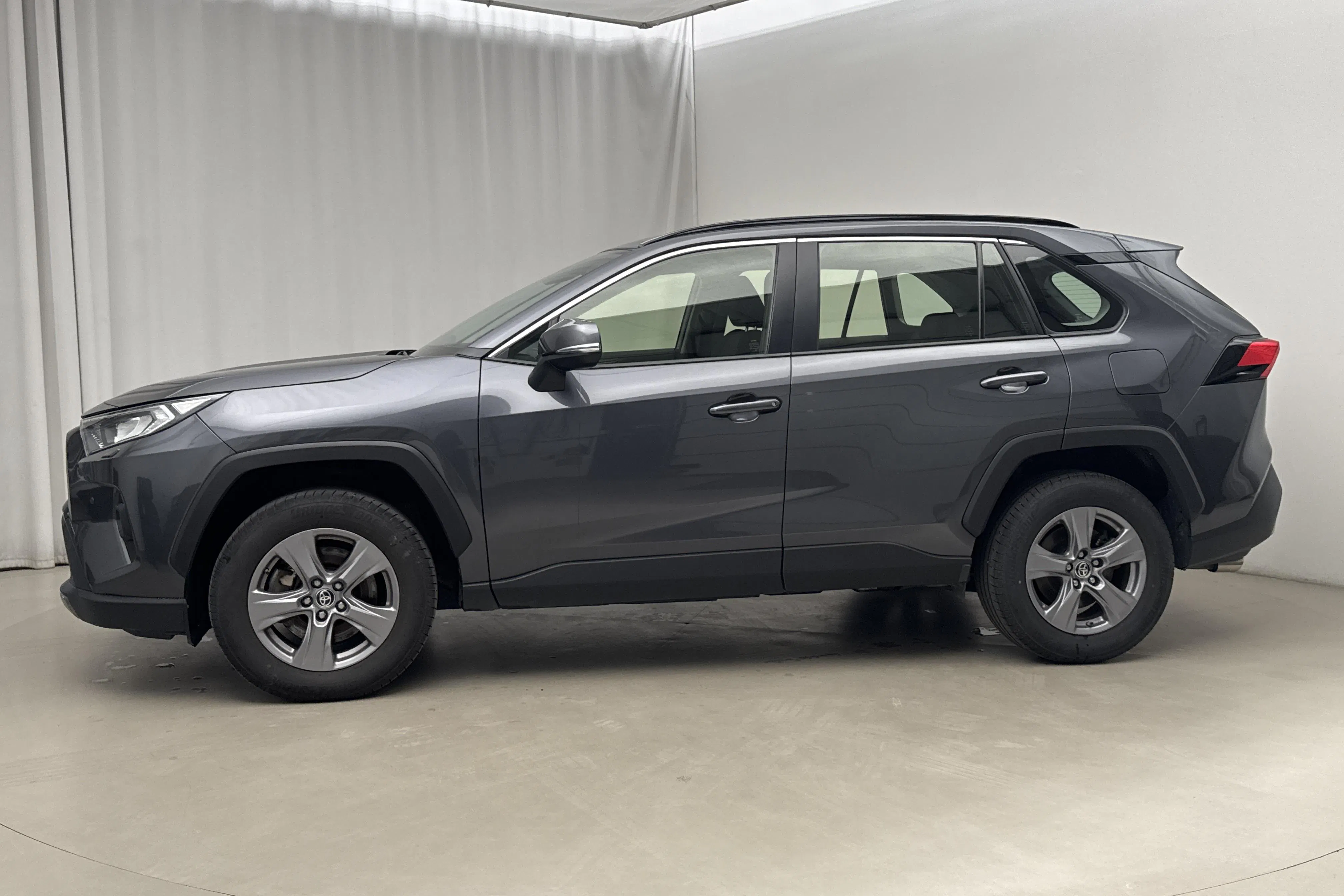 Presentationsfoto 2 av 18: Toyota RAV4 2.5 HSD AWD (222hk) - 8 486 mil - Automat - Mörkgrå - 2024