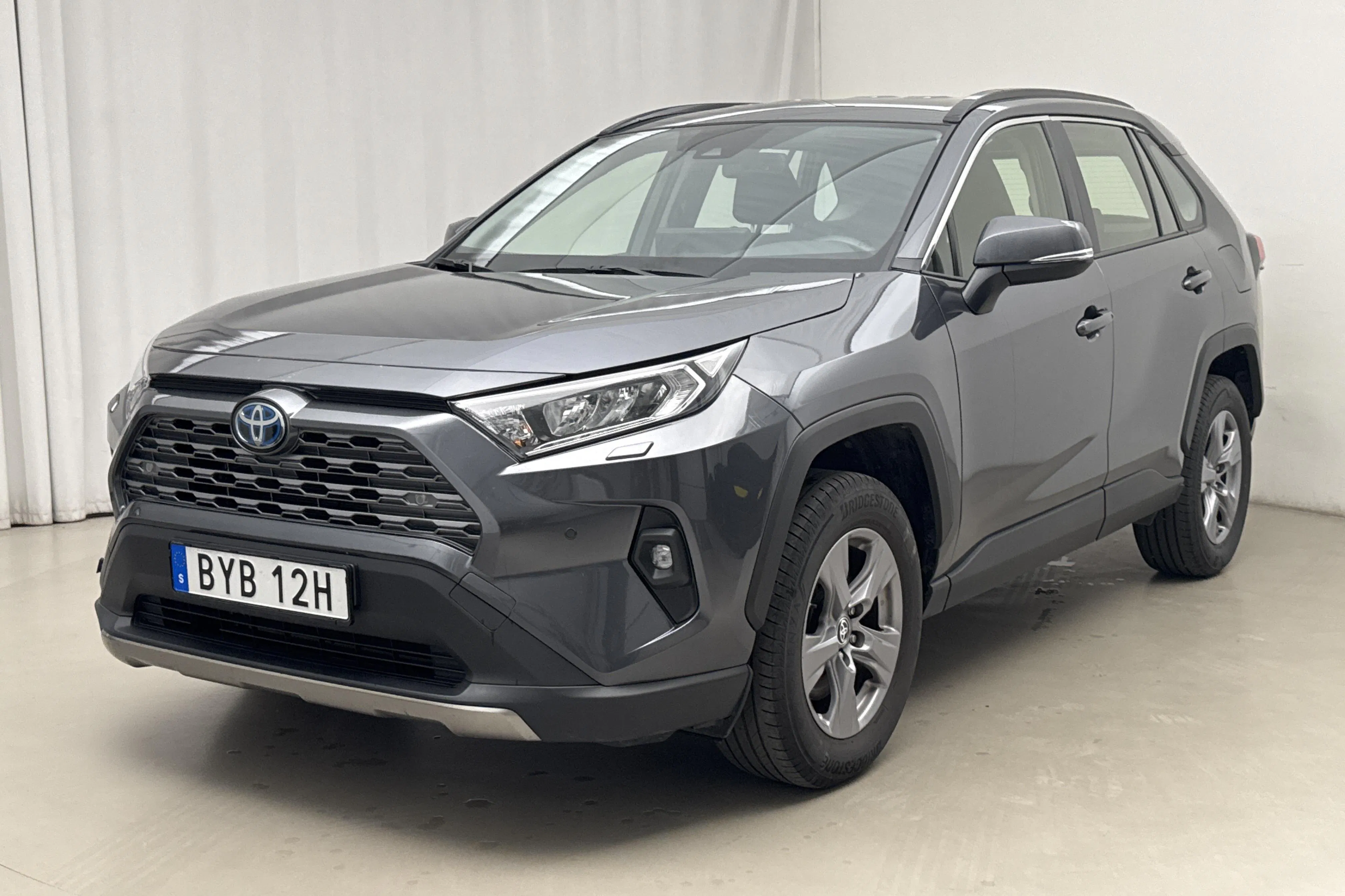 Presentationsfoto 1 av 18: Toyota RAV4 2.5 HSD AWD (222hk) - 8 486 mil - Automat - Mörkgrå - 2024