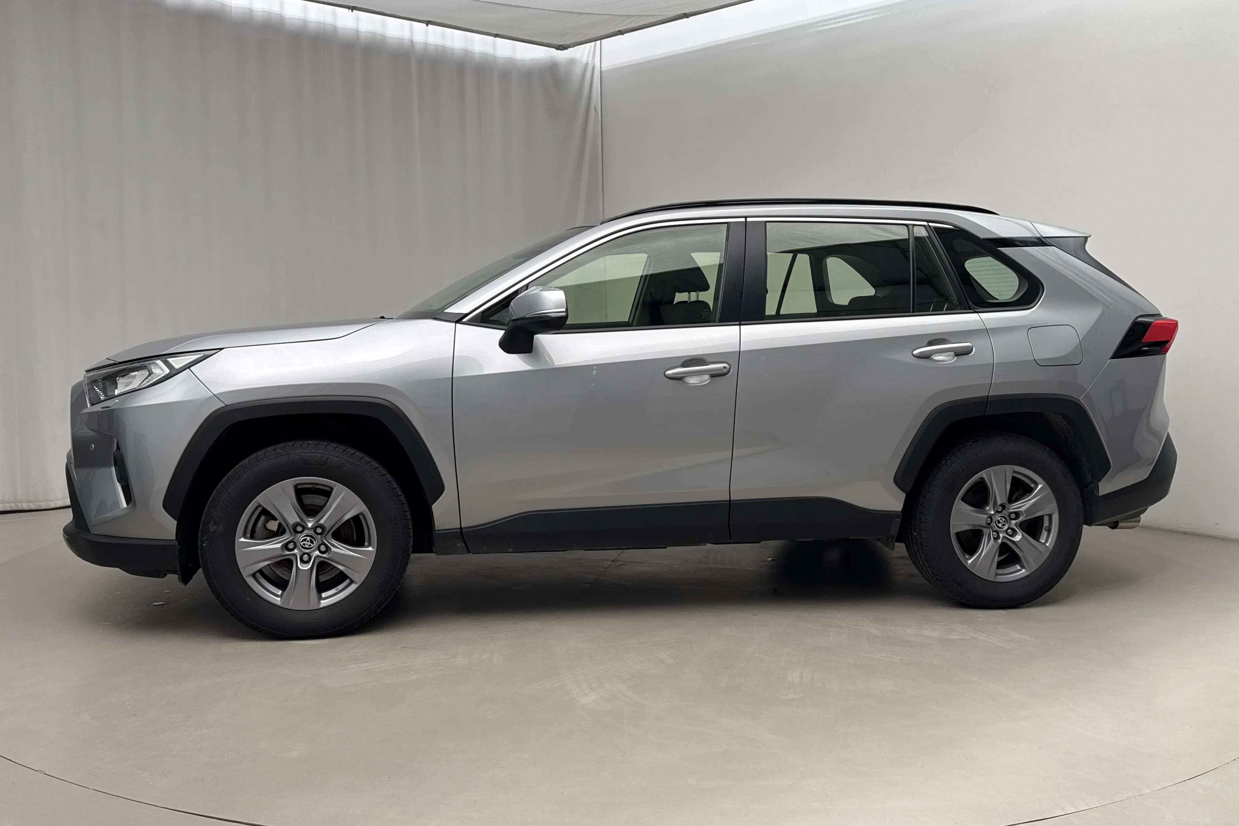 Presentationsfoto 2 av 18: Toyota RAV4 2.5 HSD AWD (222hk) - 9 926 mil - Automat - silver - 2024