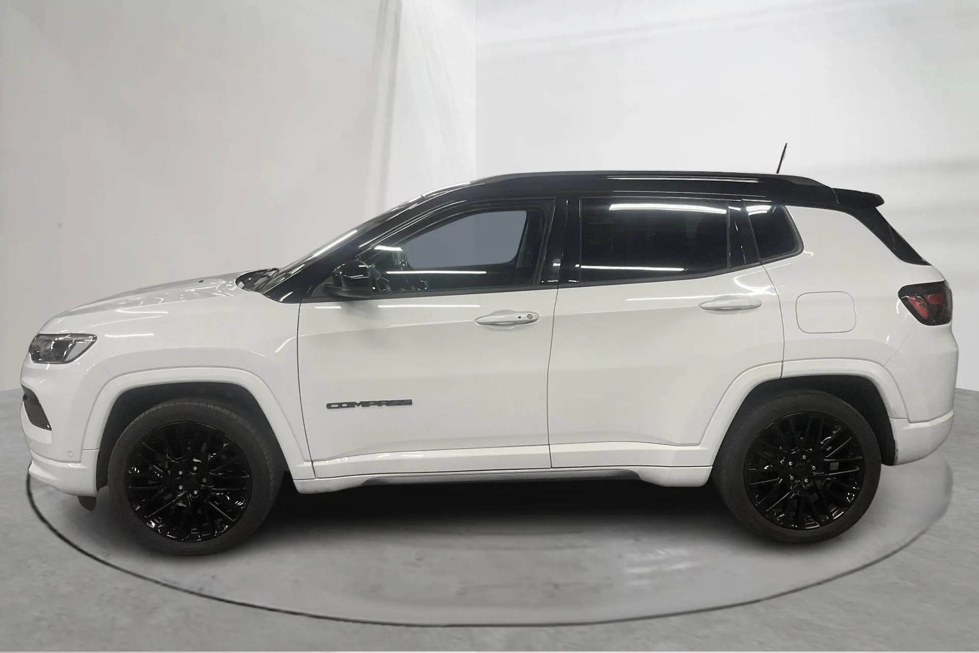 Presentationsfoto 2 av 18: Jeep Compass 1.3 PHEV 4WD (240hk) - 9 094 mil - Automat - vit - 2022