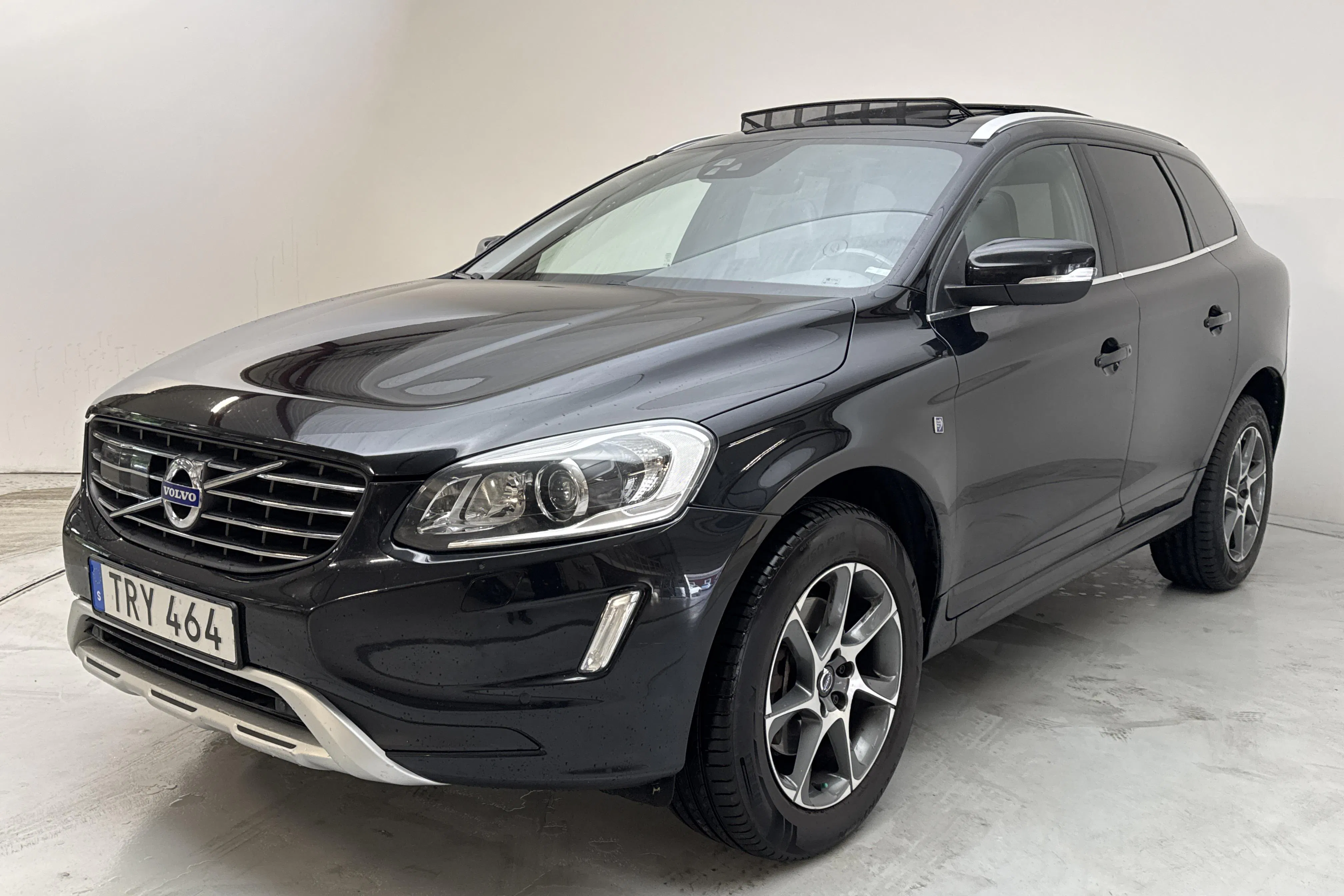 Presentation photo 1 of 16: Volvo XC60 D5 AWD (215hk) - 205 960 km - Automatic - black - 2015