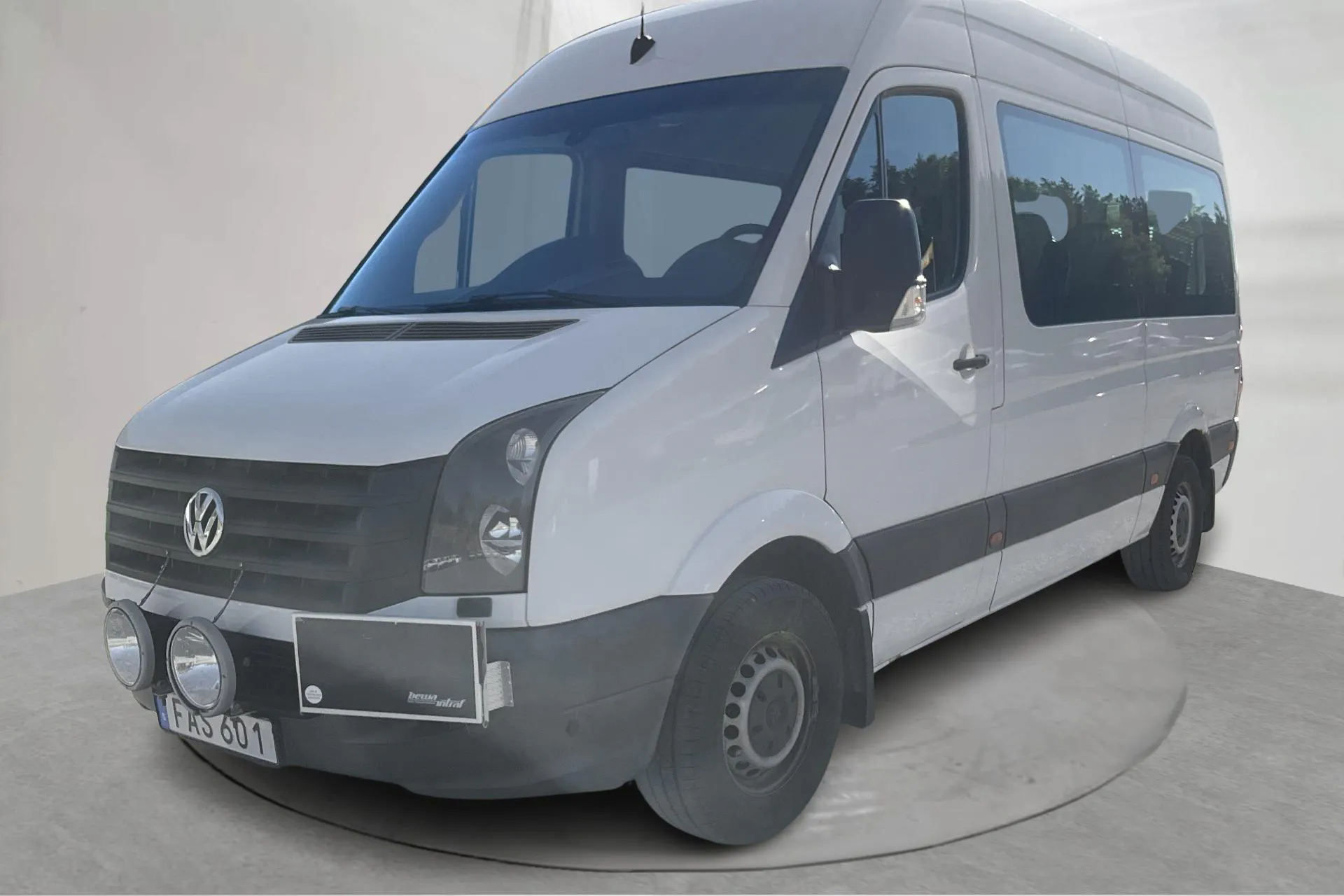 Presentationsfoto 1 av 17: VW Crafter Kombi 35 2.0 TDI (163hk) - 17 252 mil - Manuell - vit - 2015