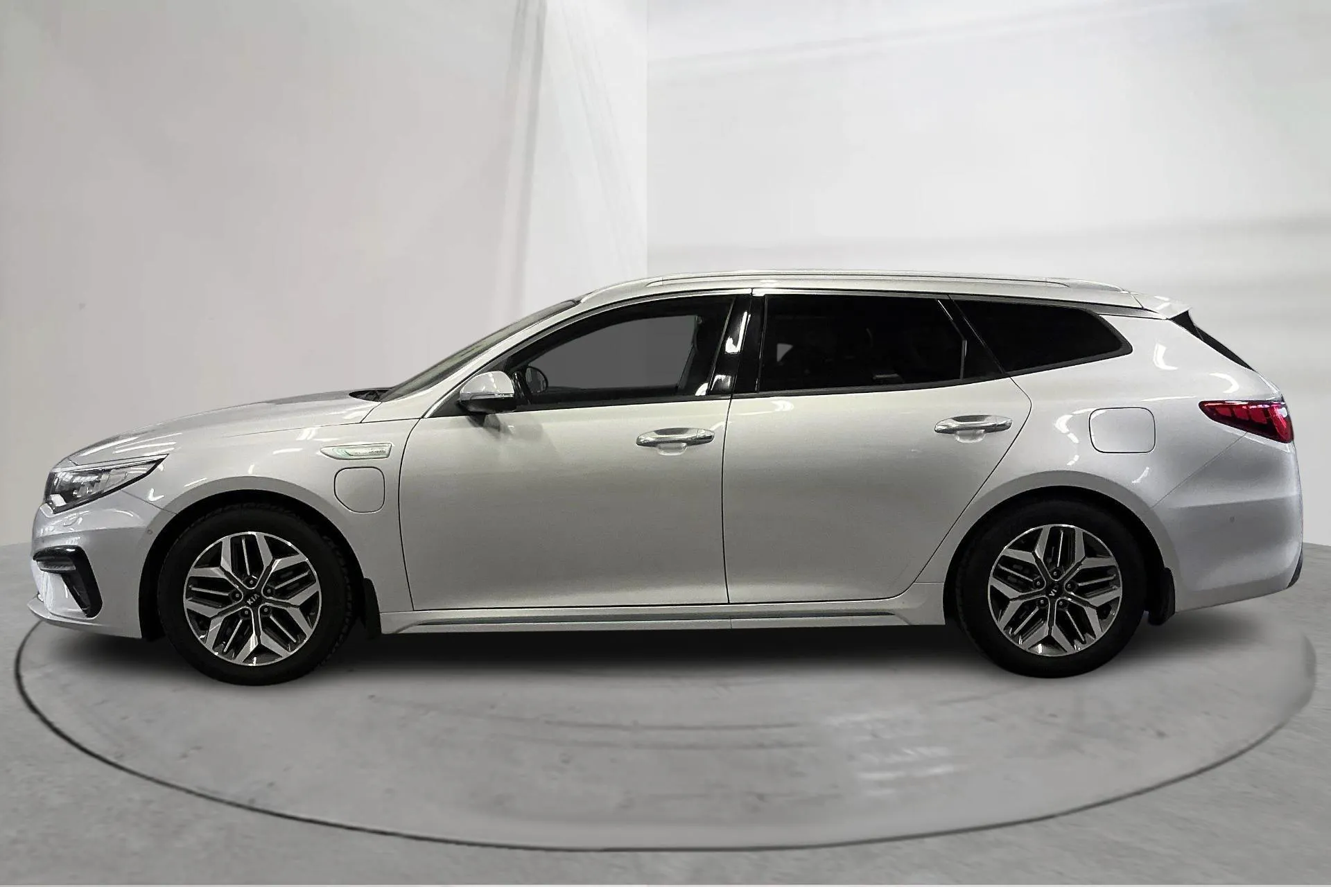 Presentationsfoto 2 av 20: KIA Optima 2.0 GDi Plug-in Hybrid SW (205hk) - 18 151 mil - Automat - grå - 2020