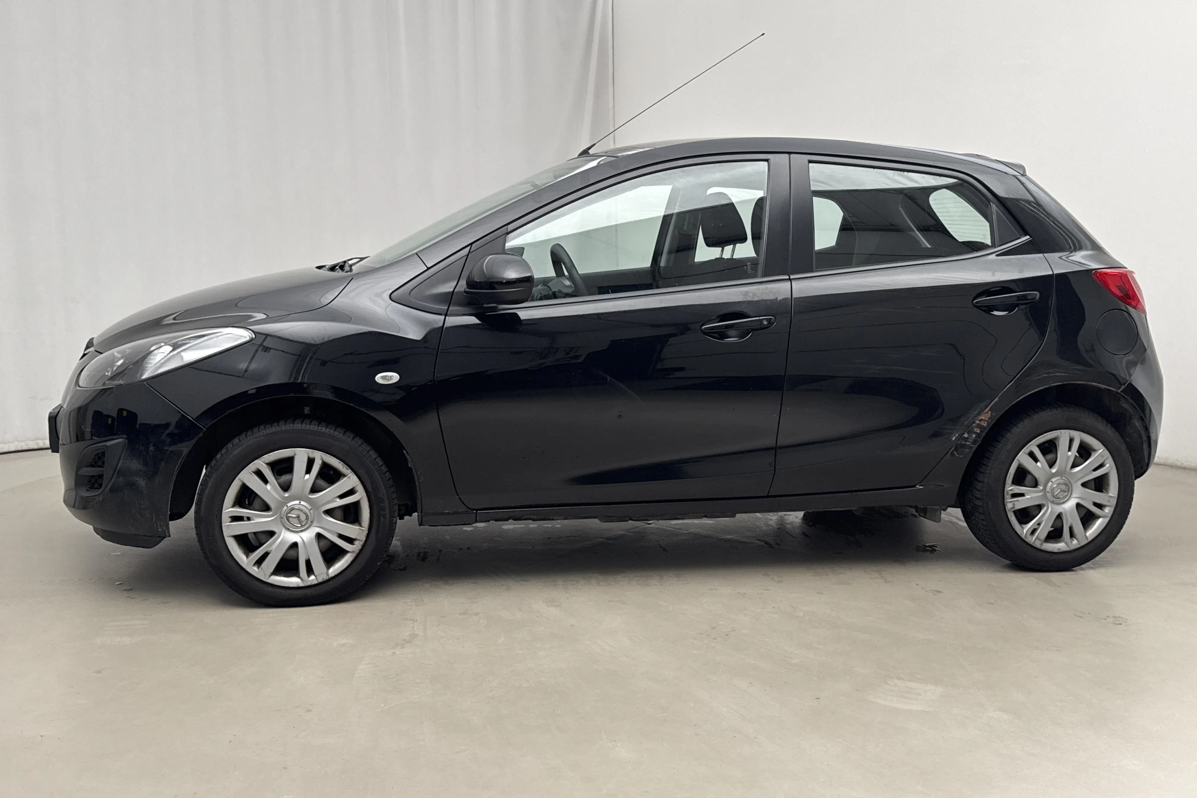 Presentationsfoto 2 av 15: Mazda 2 1.3 5dr (84hk) - 9 829 mil - Manuell - svart - 2011